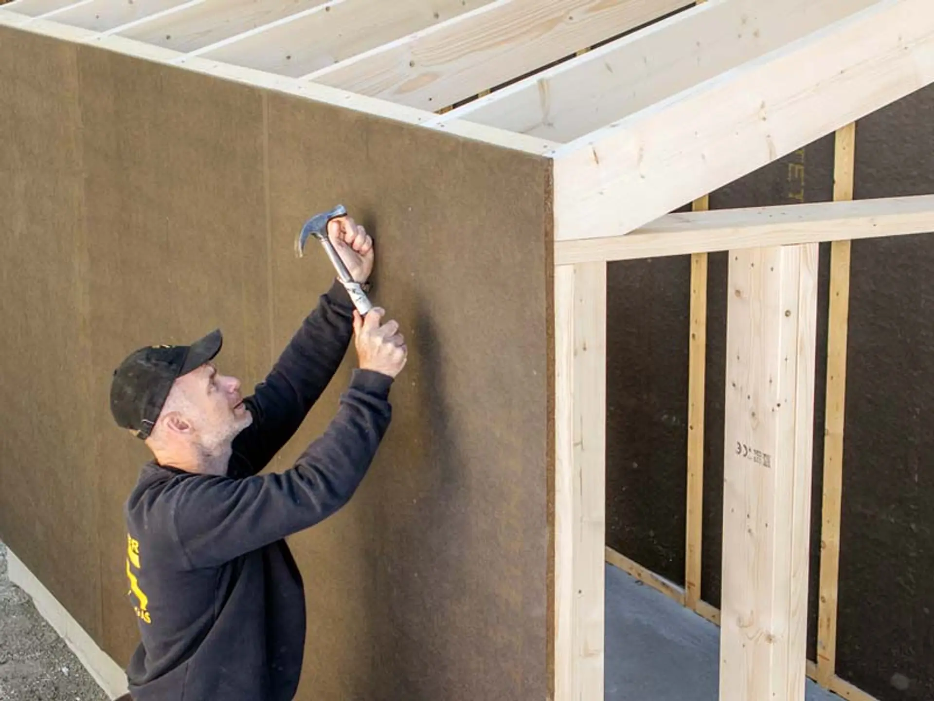 snekker monterer Hunton vindsperre på ytterveggene