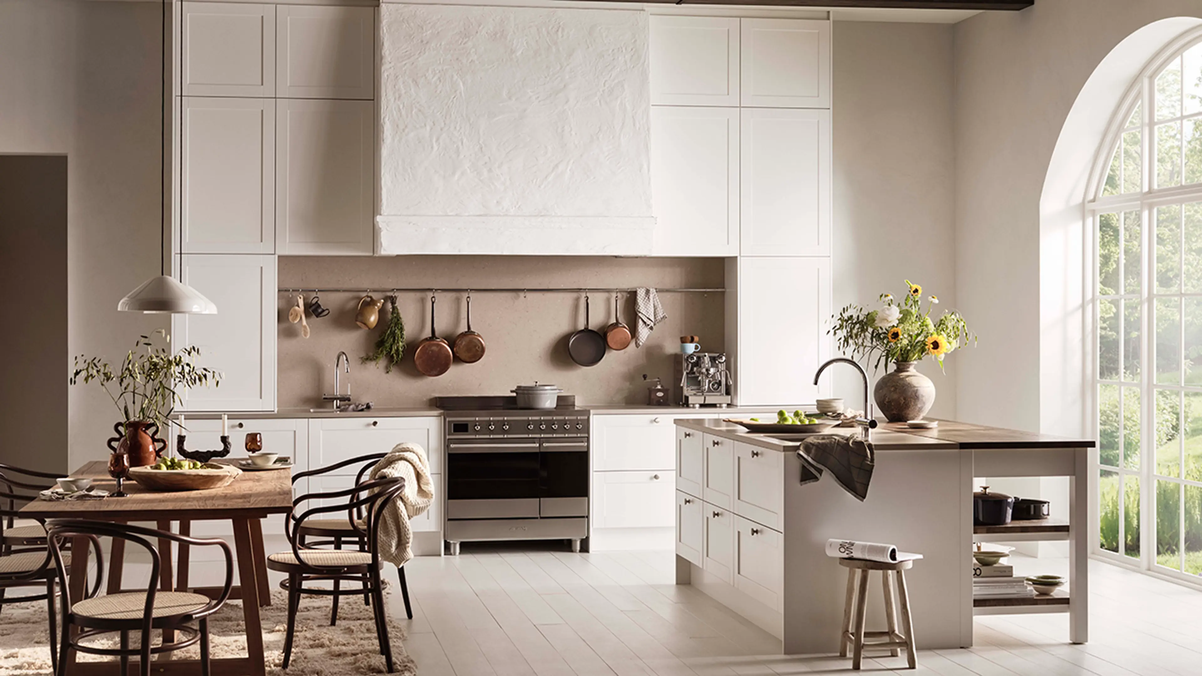 Landlig kjøkken i lys farge med fronter med profil.