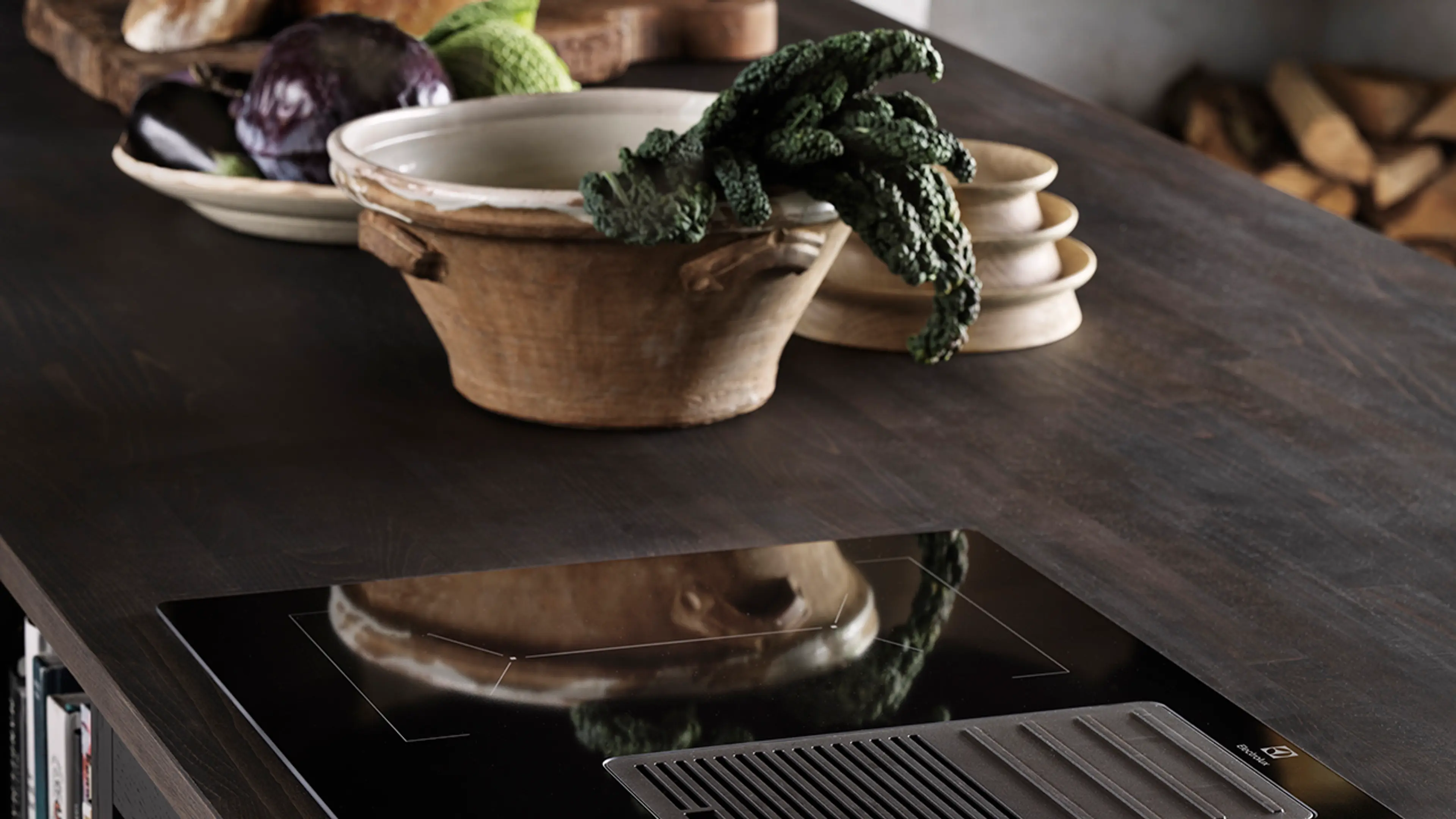 Landlig kjøkken med benkeplate i heltre.