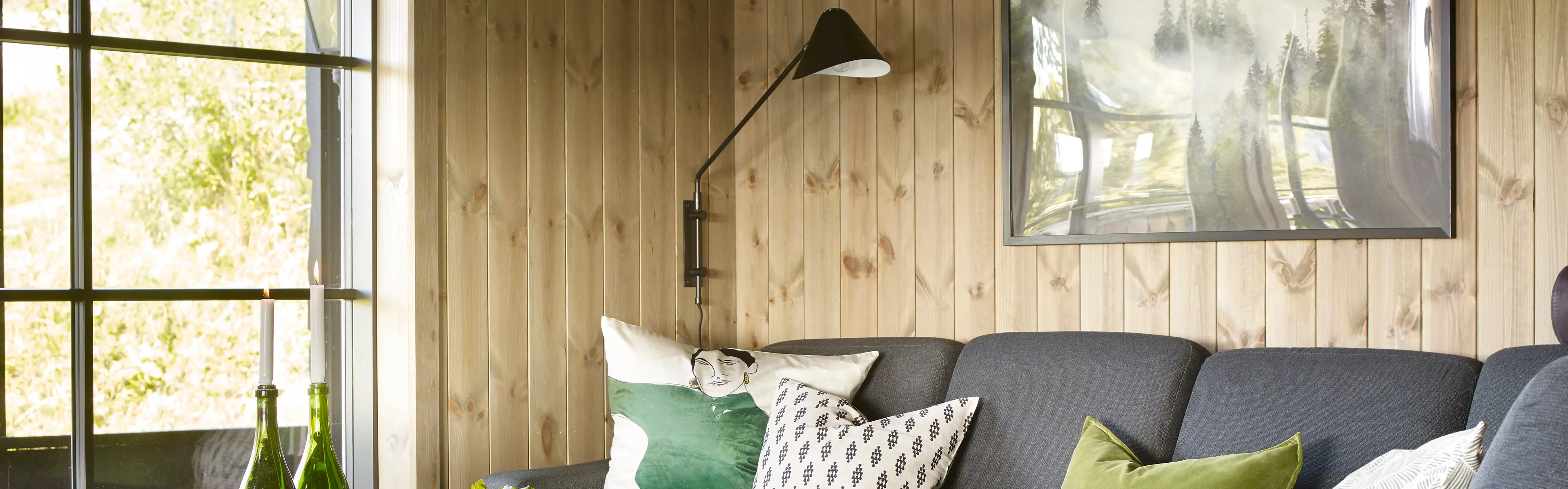 Hytte med trepanel i furu i stuen.