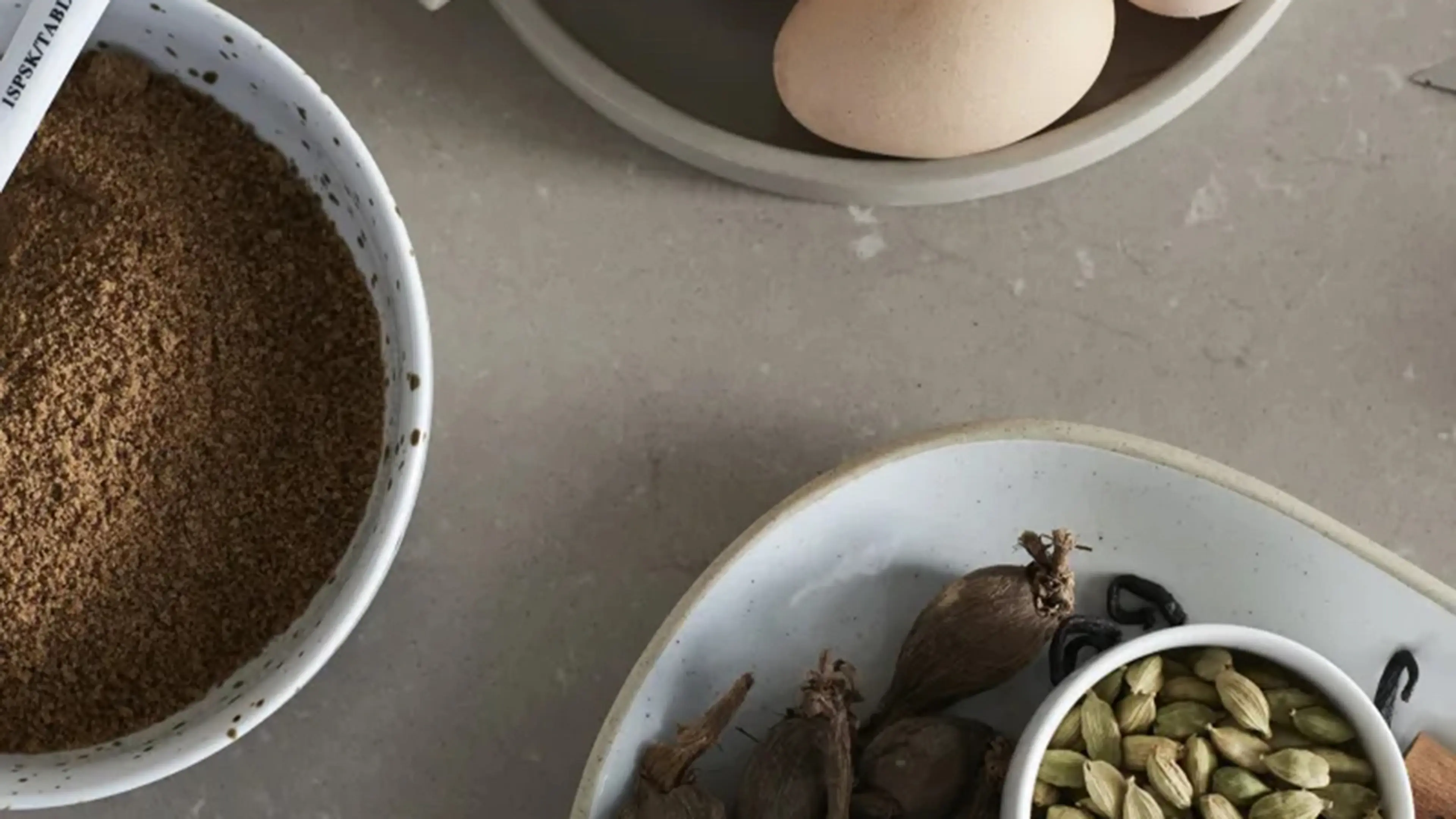 Benkeplate i kompositt med skåler på fylt med ingredienser.