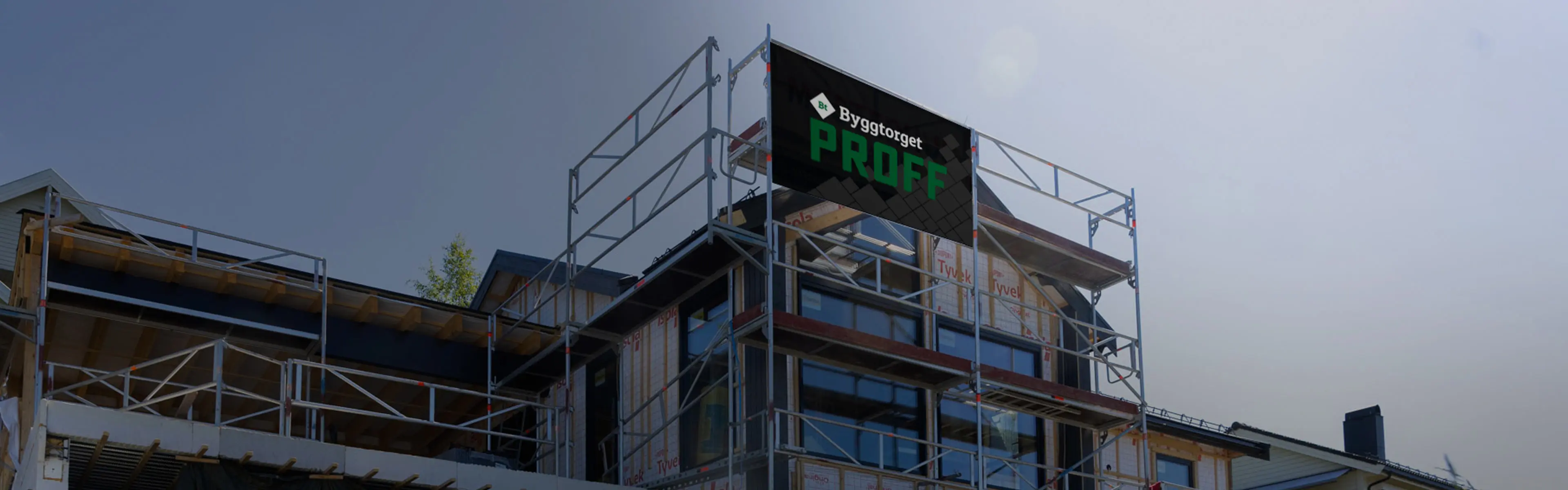 Byggtorget-profilert byggeplassbanner på stillas.