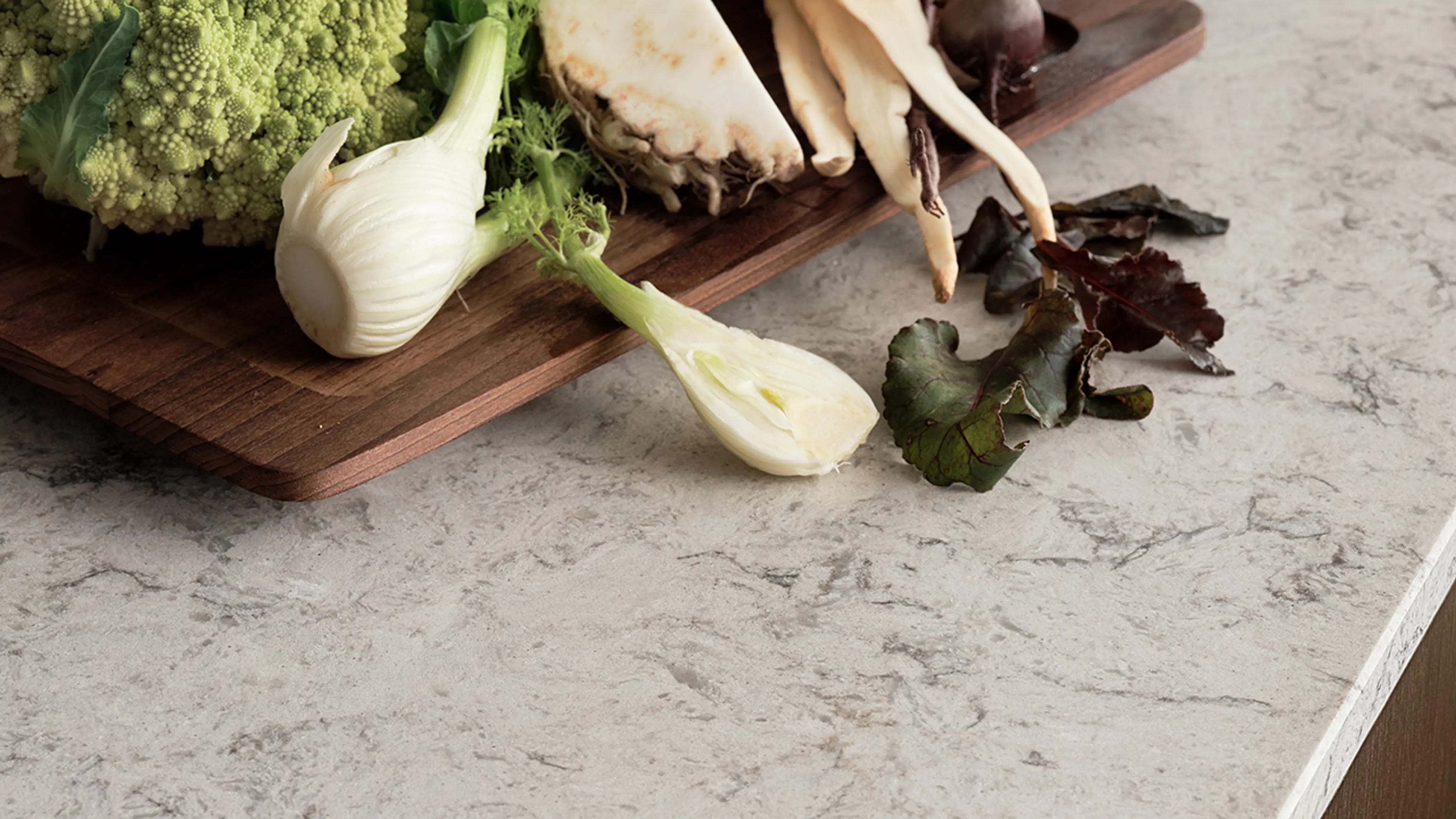 nærbilde av benkeplate i stein