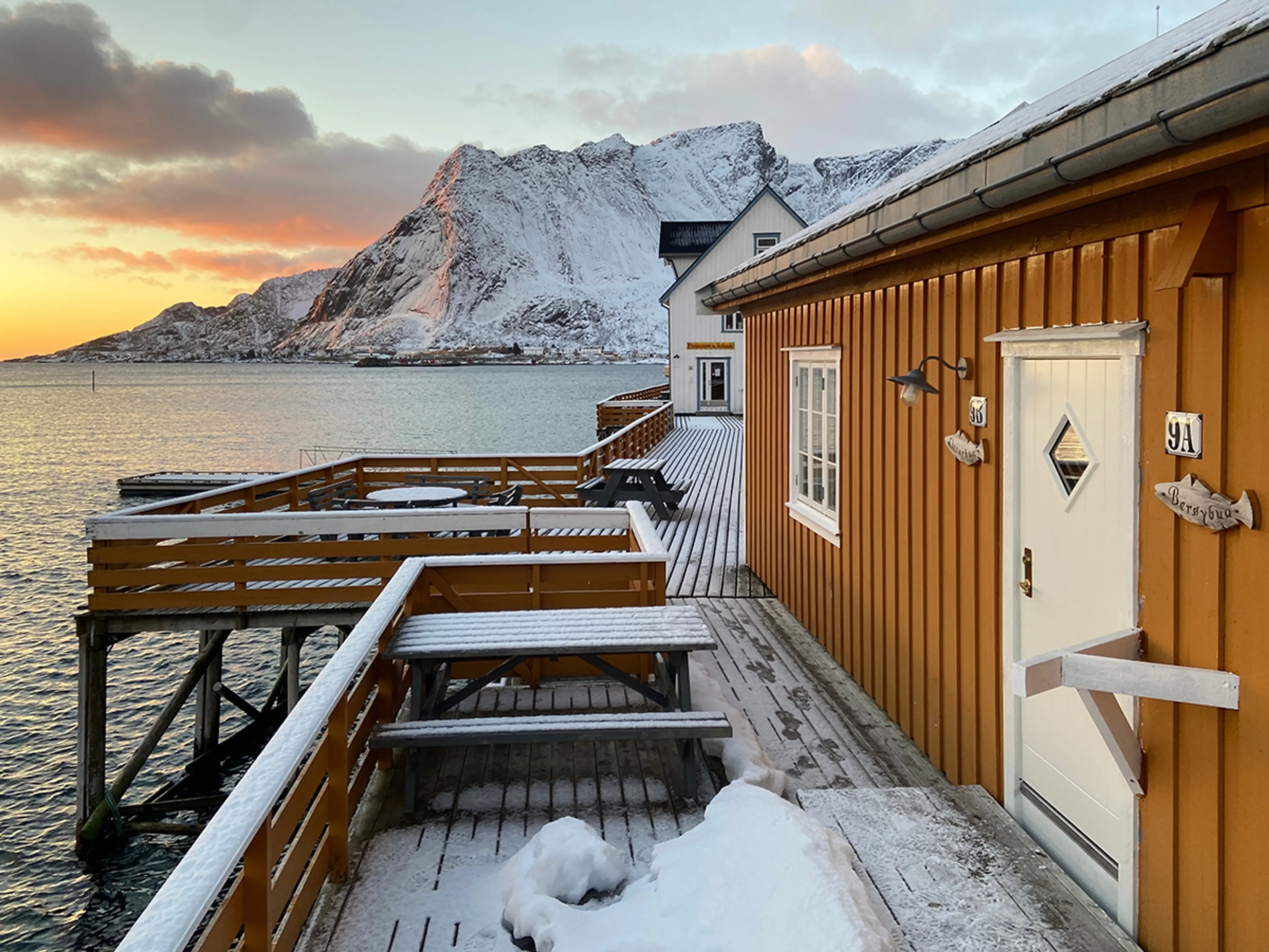 nordnorsk rorbu som ligger værutsatt til helt ute ved vannet