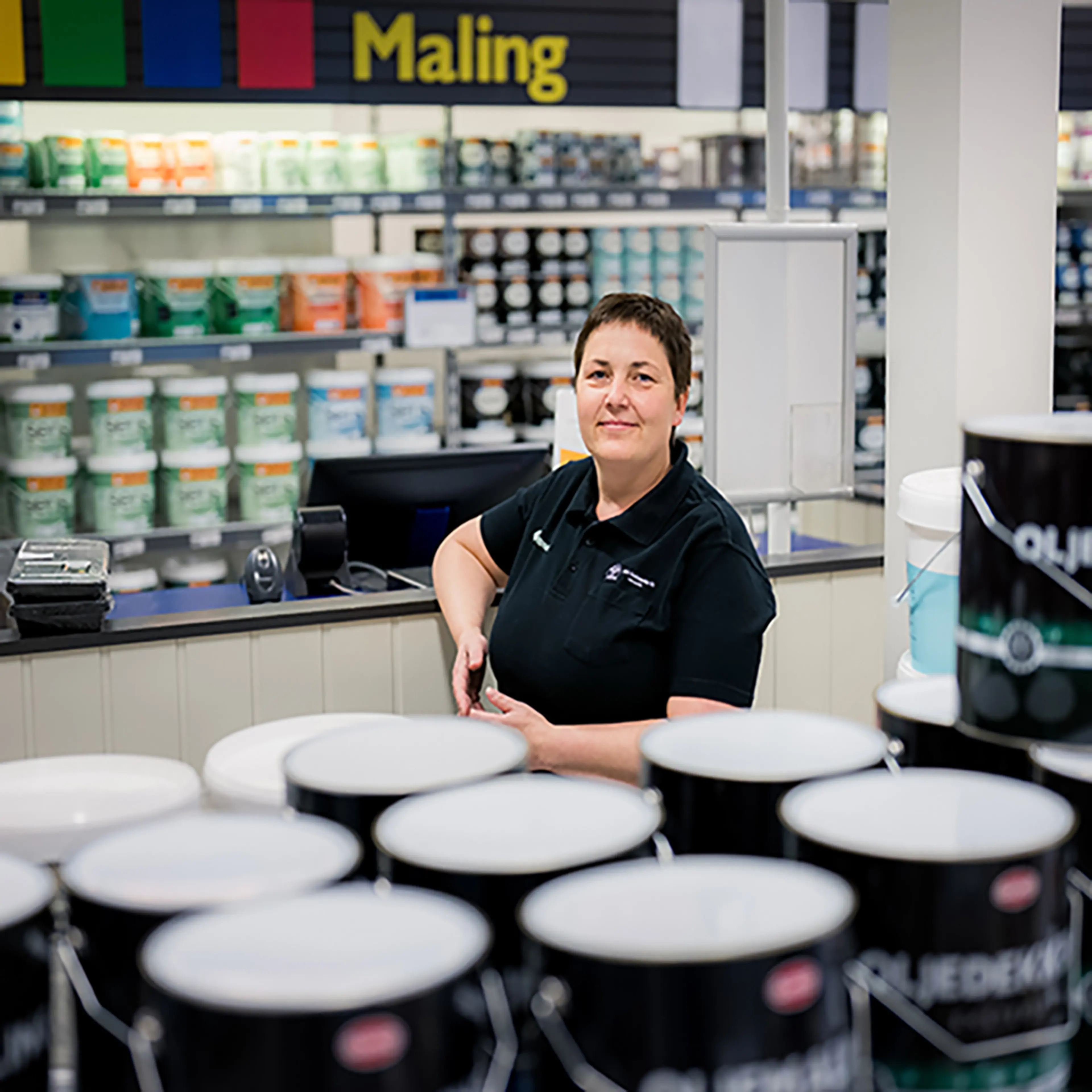 Ansatt i malingsavdelingen hos Byggtorget