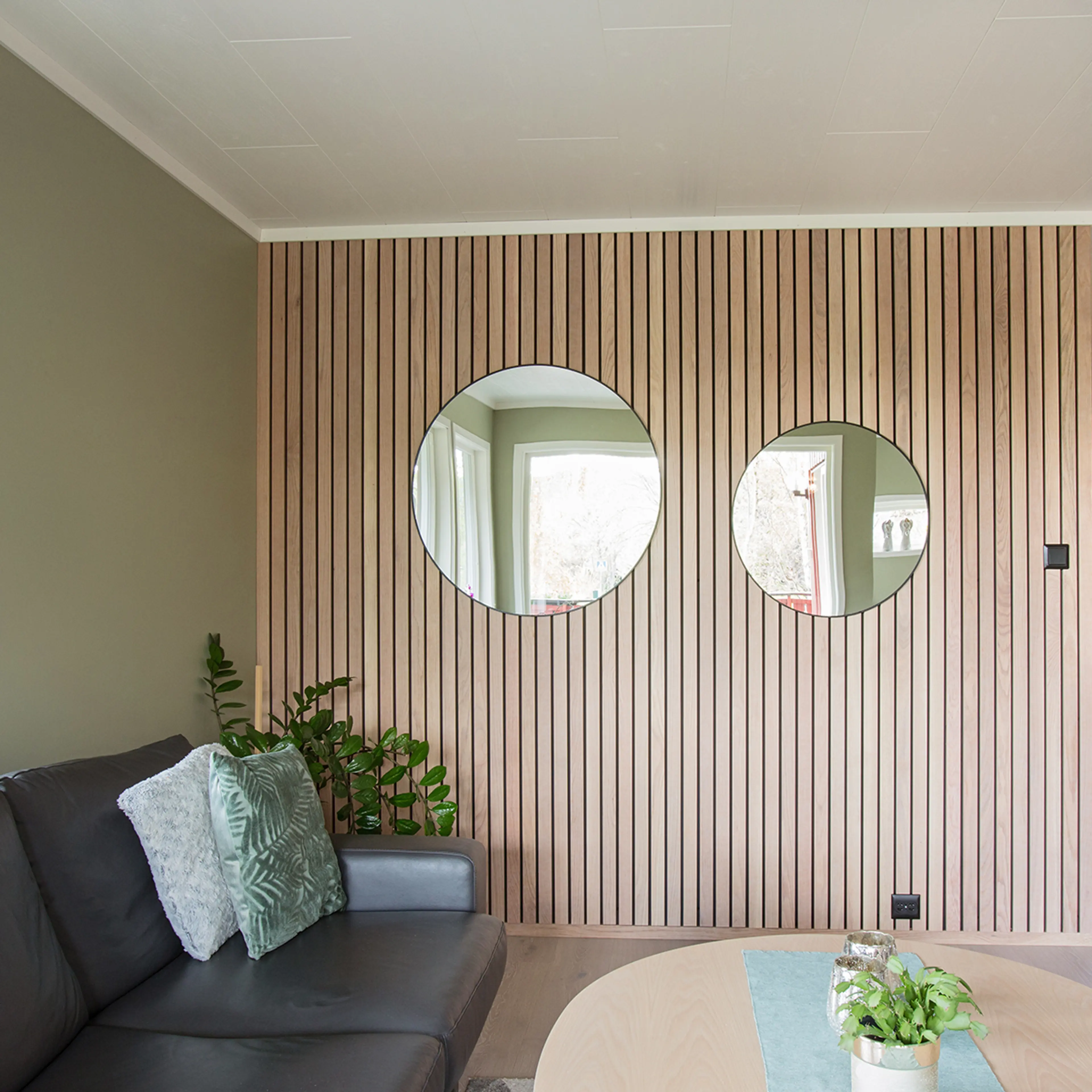 moderne stue med spilevegg