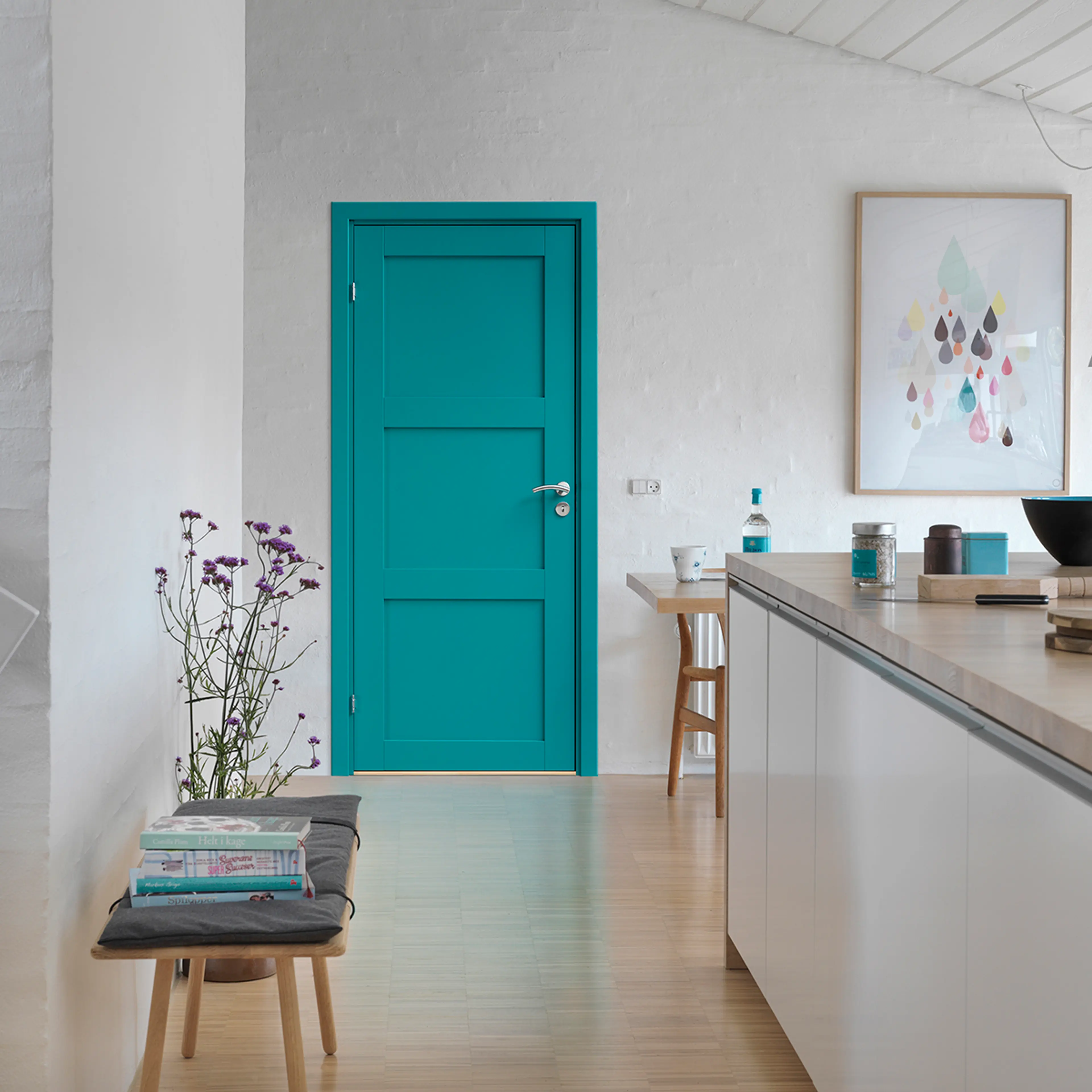 Hvitt kjøkken med turkis innerdør