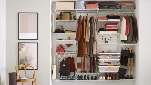 Åpen garderobe med oppbevaring til klær og sko i gang.