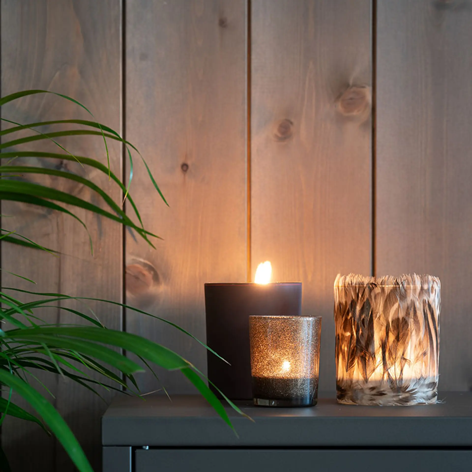 Nærbilde av Moeleven seterbrun panel med kubbelys på et bord