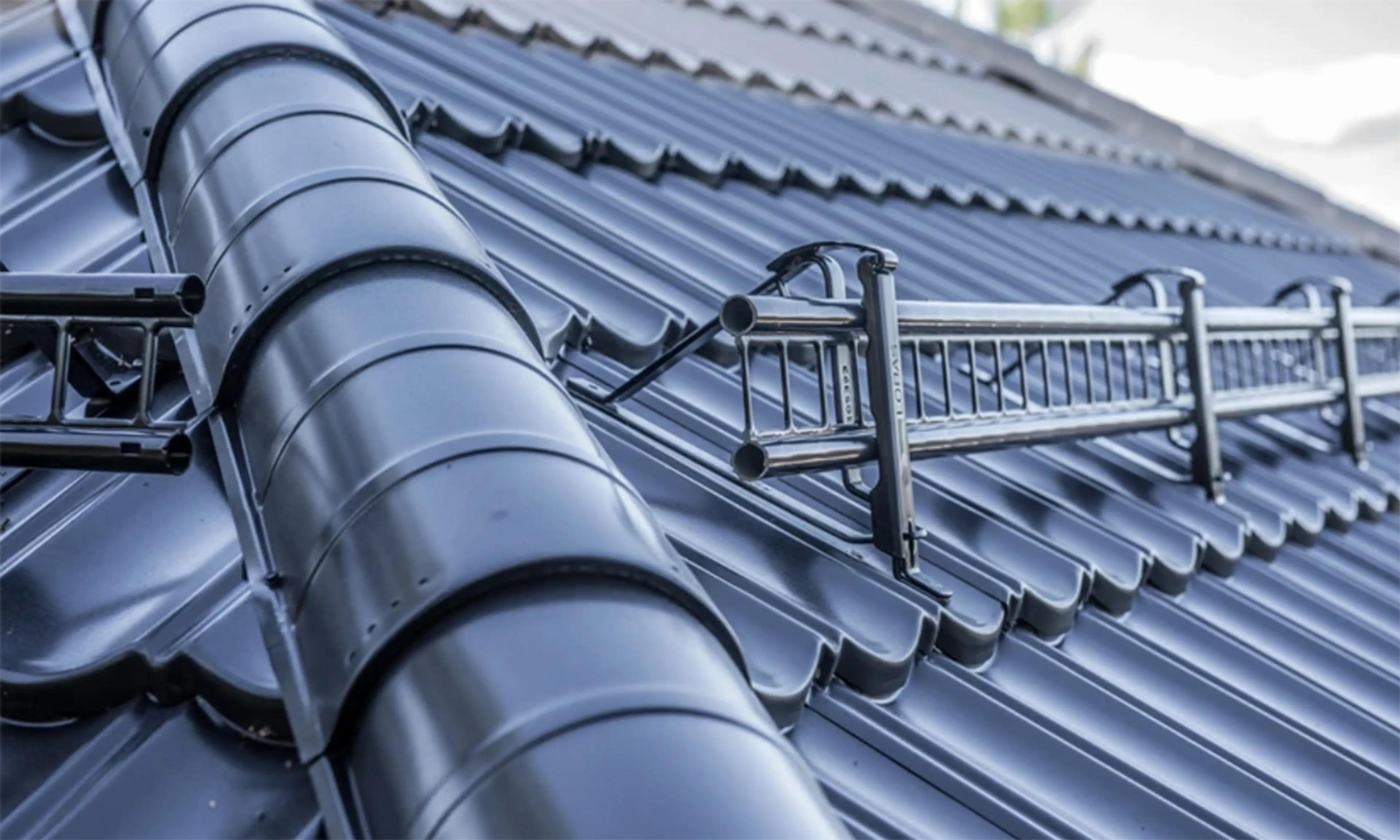 Nærbilde av sorte takplater.