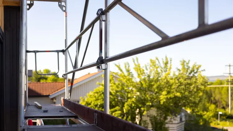 Stillas utenfor hus som du må ha stillaskurs for å sette opp.