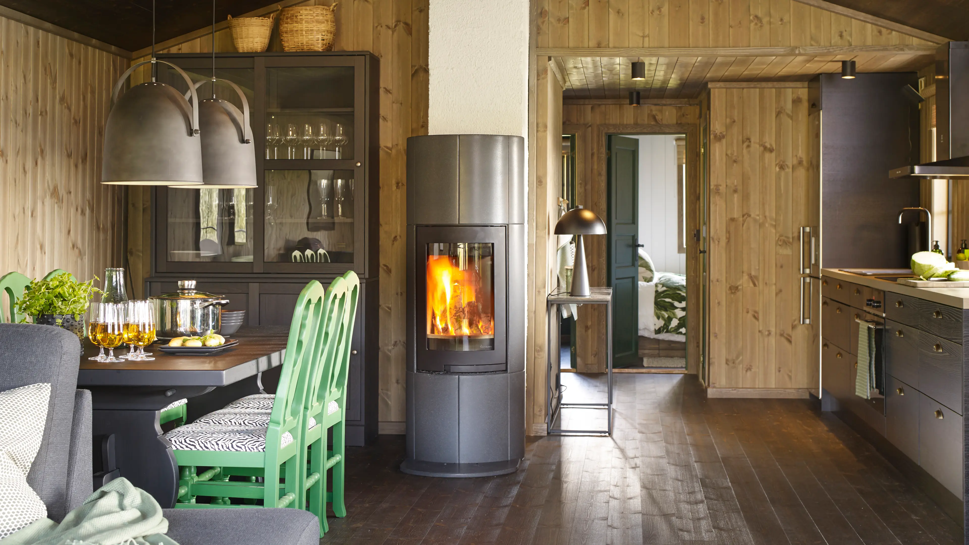 Hytteinteriør med mørkt furugulv