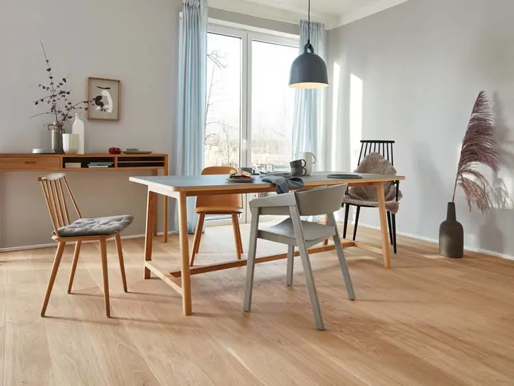 skandinavisk spisestue med parkett