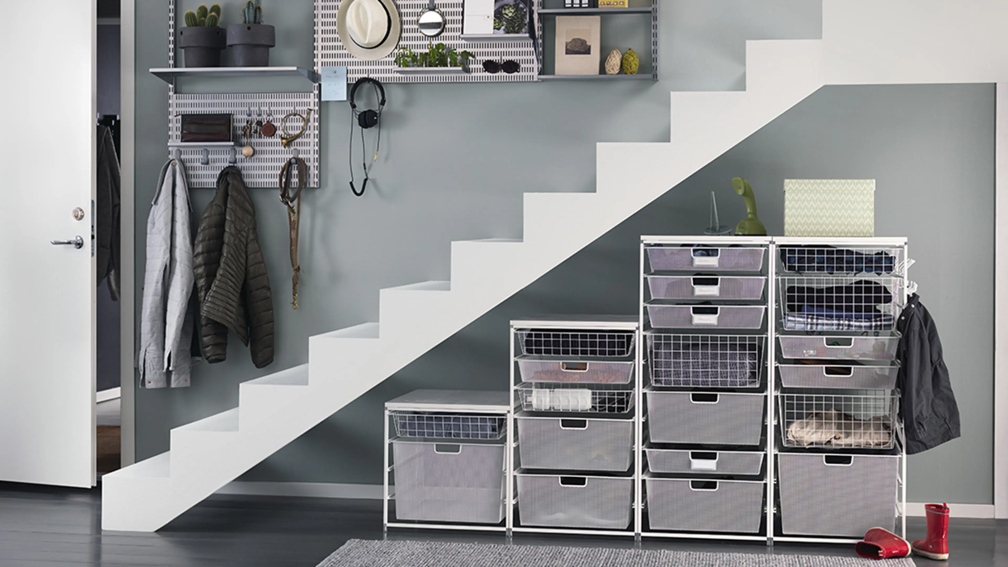 Garderobe under trapp med skuffer.