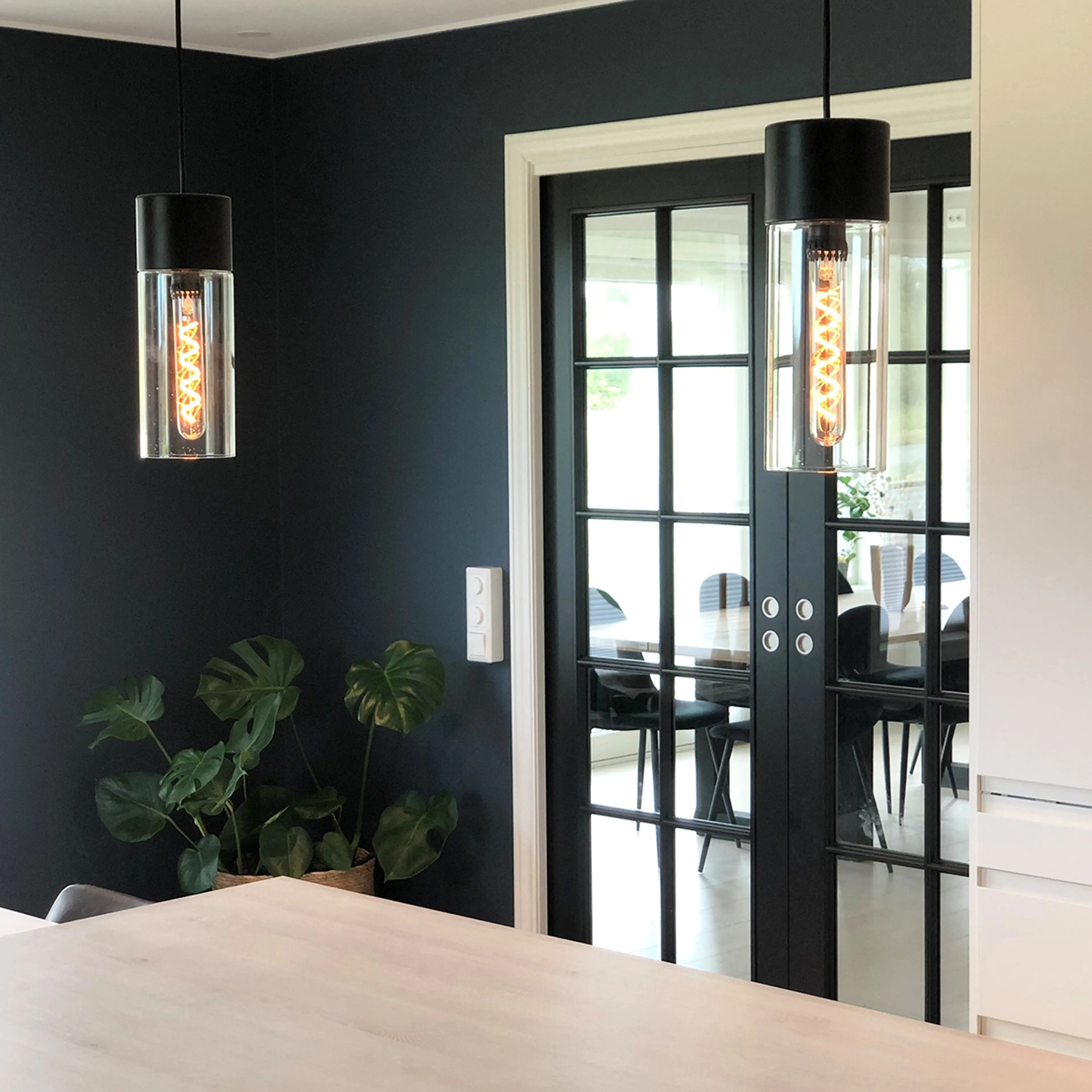 Skyvedører i glass mellom kjøkken og spisestue