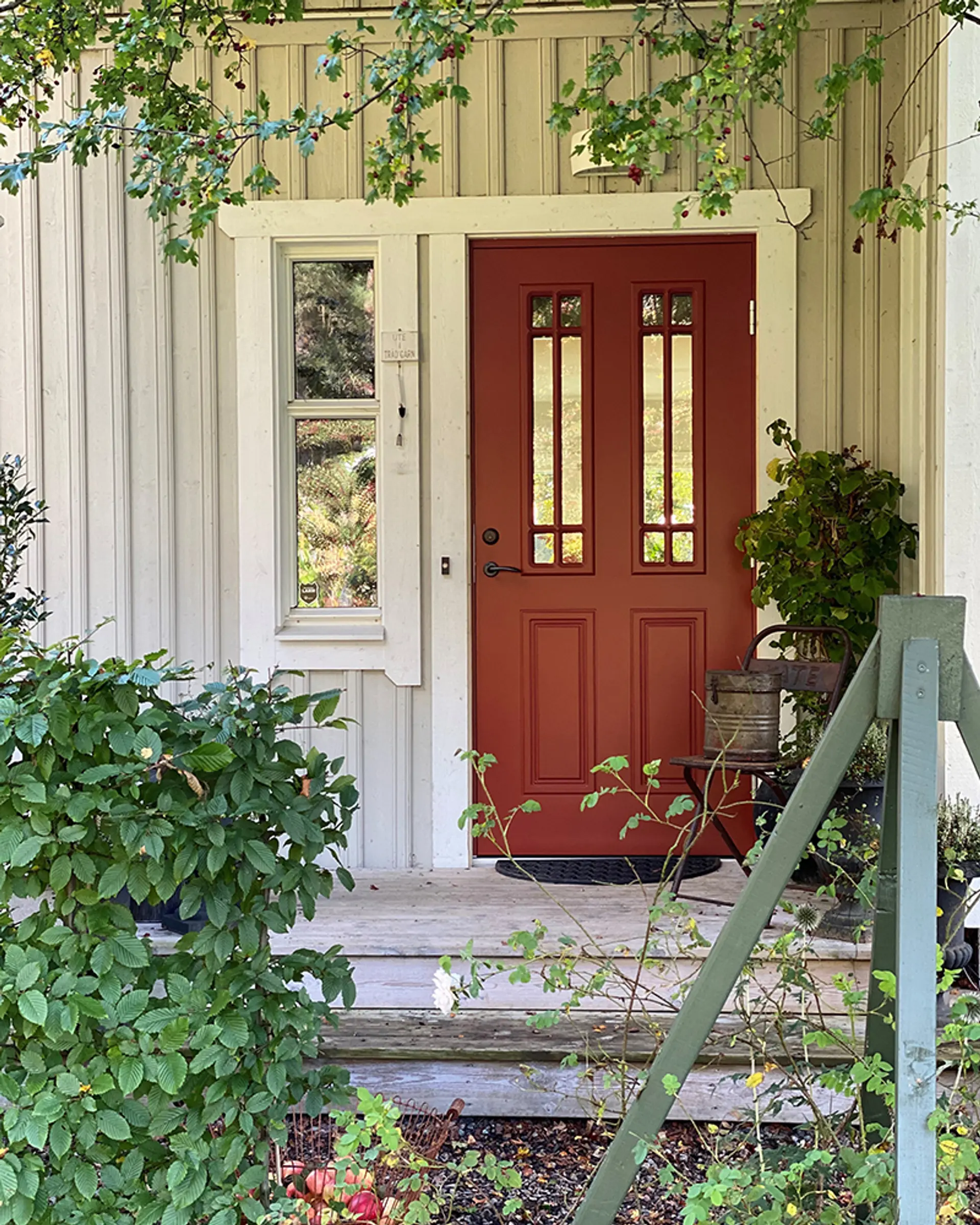 hus med rød Debussy ytterdør fra Swedoor