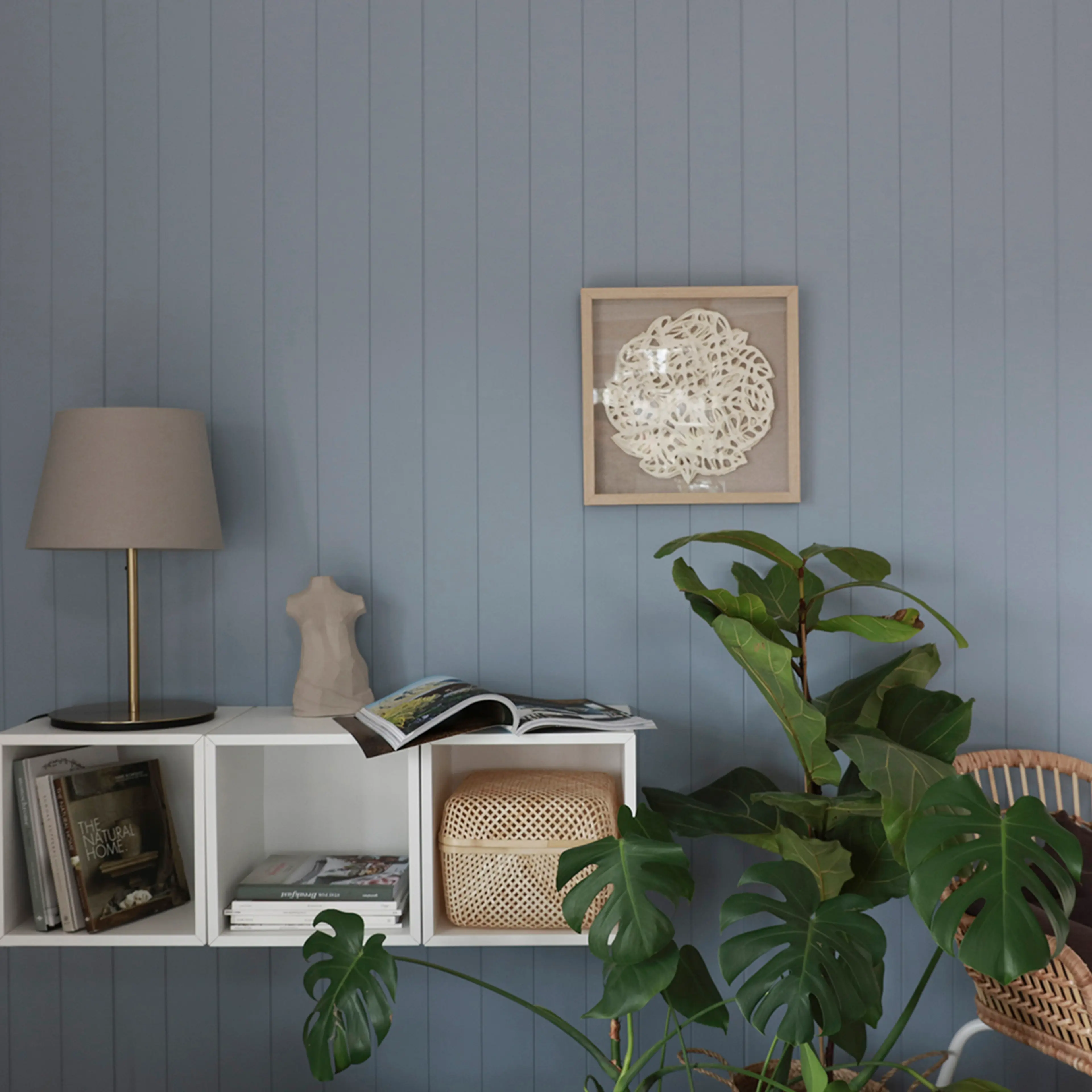 Blå veggplater med panel i stue