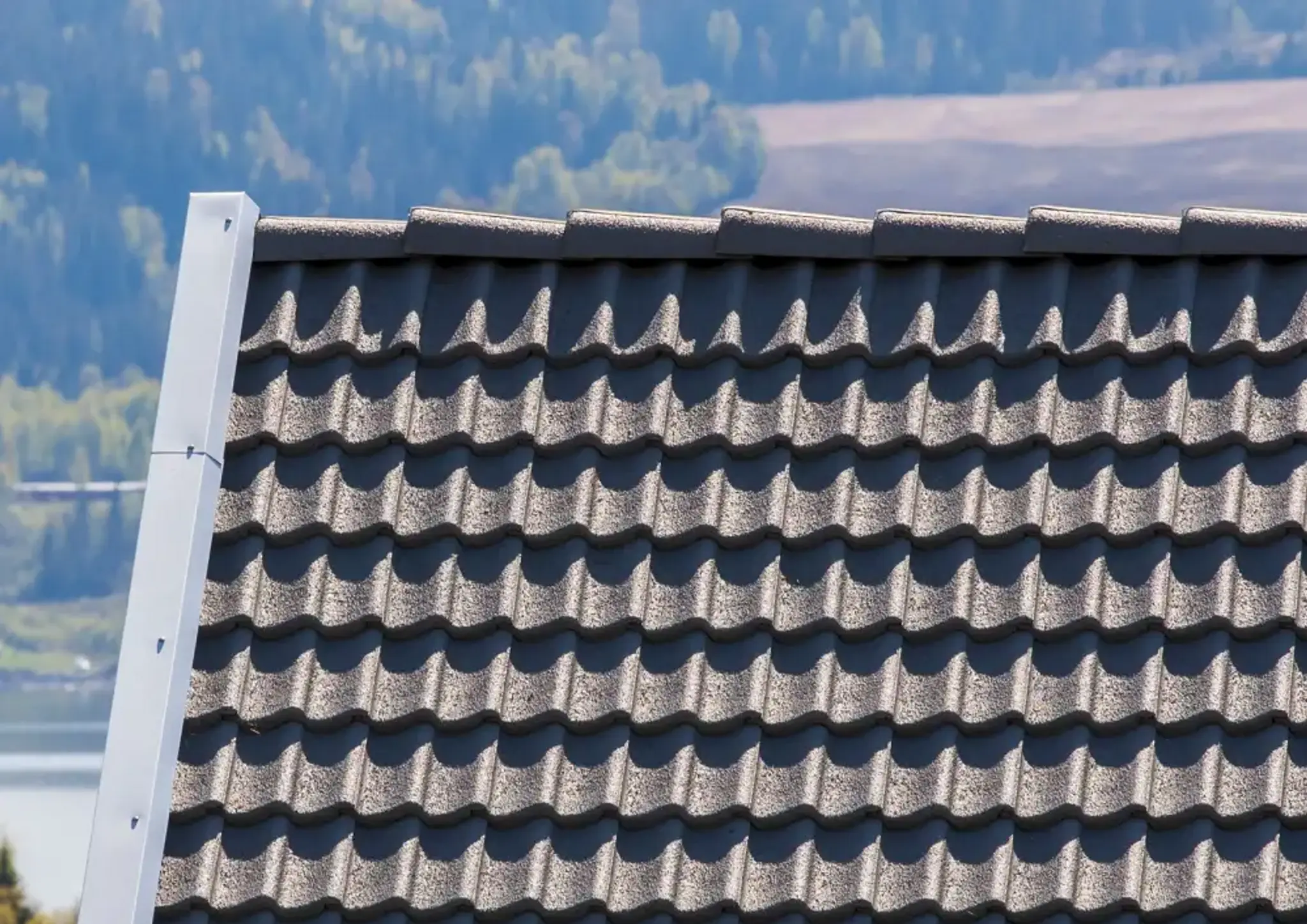 nærbilde av et tak med Zanda Arktis takstein fra BMI