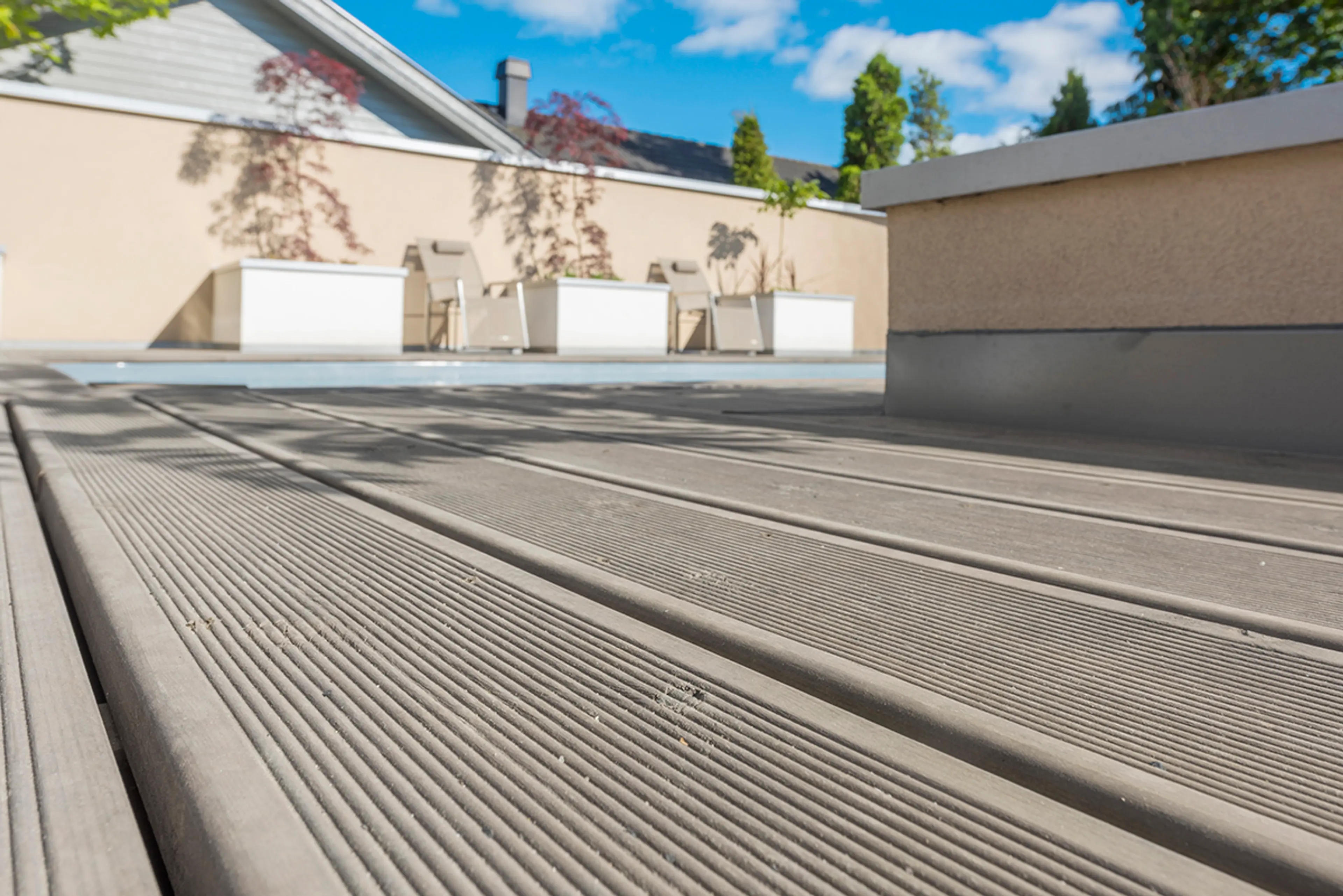 detaljbilde av Uno terrassebord fra Talgø på en terrasse med nedfelt basseng