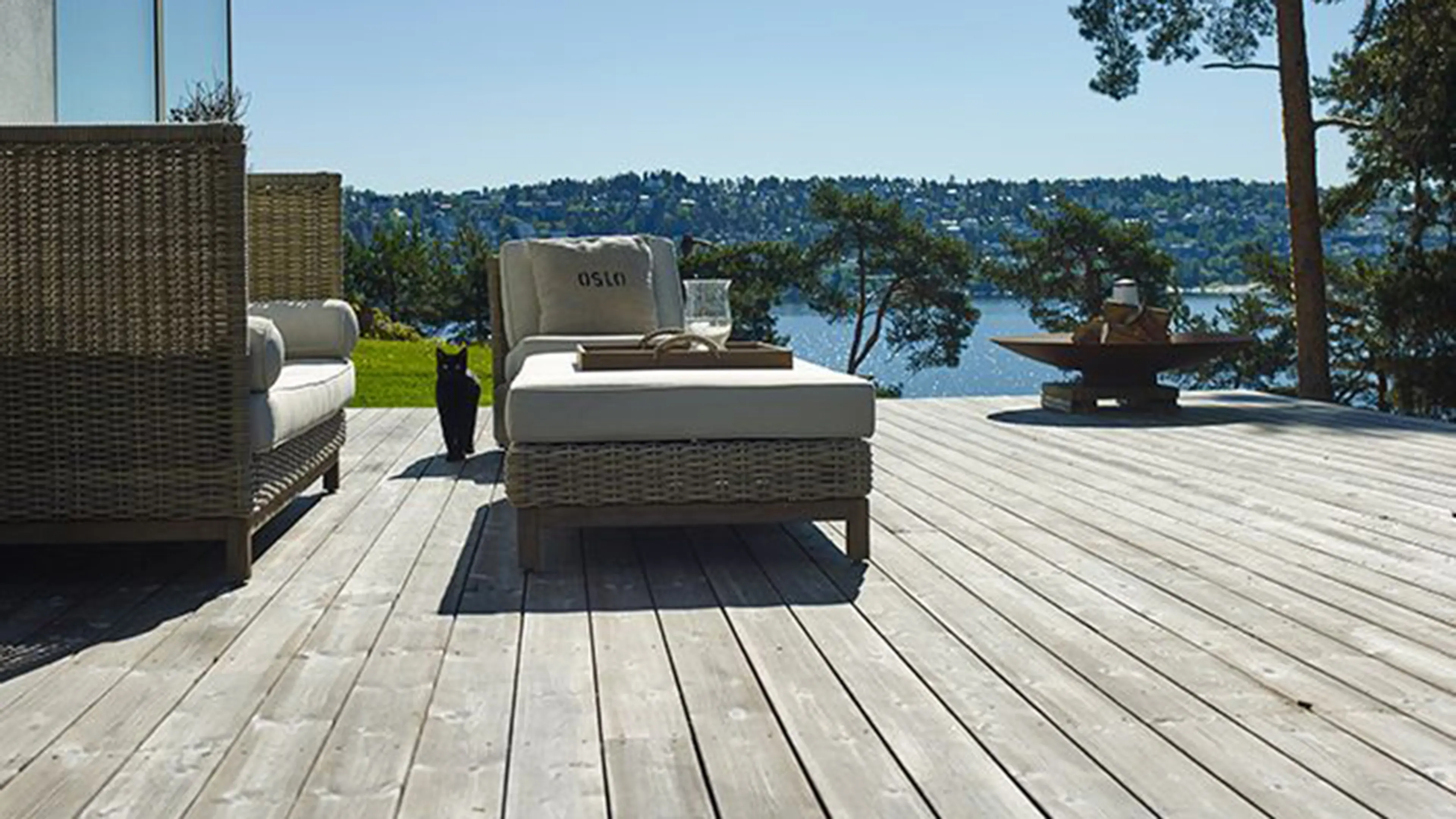 Kebony terrassebord på solrik terrasse med sittegruppe.