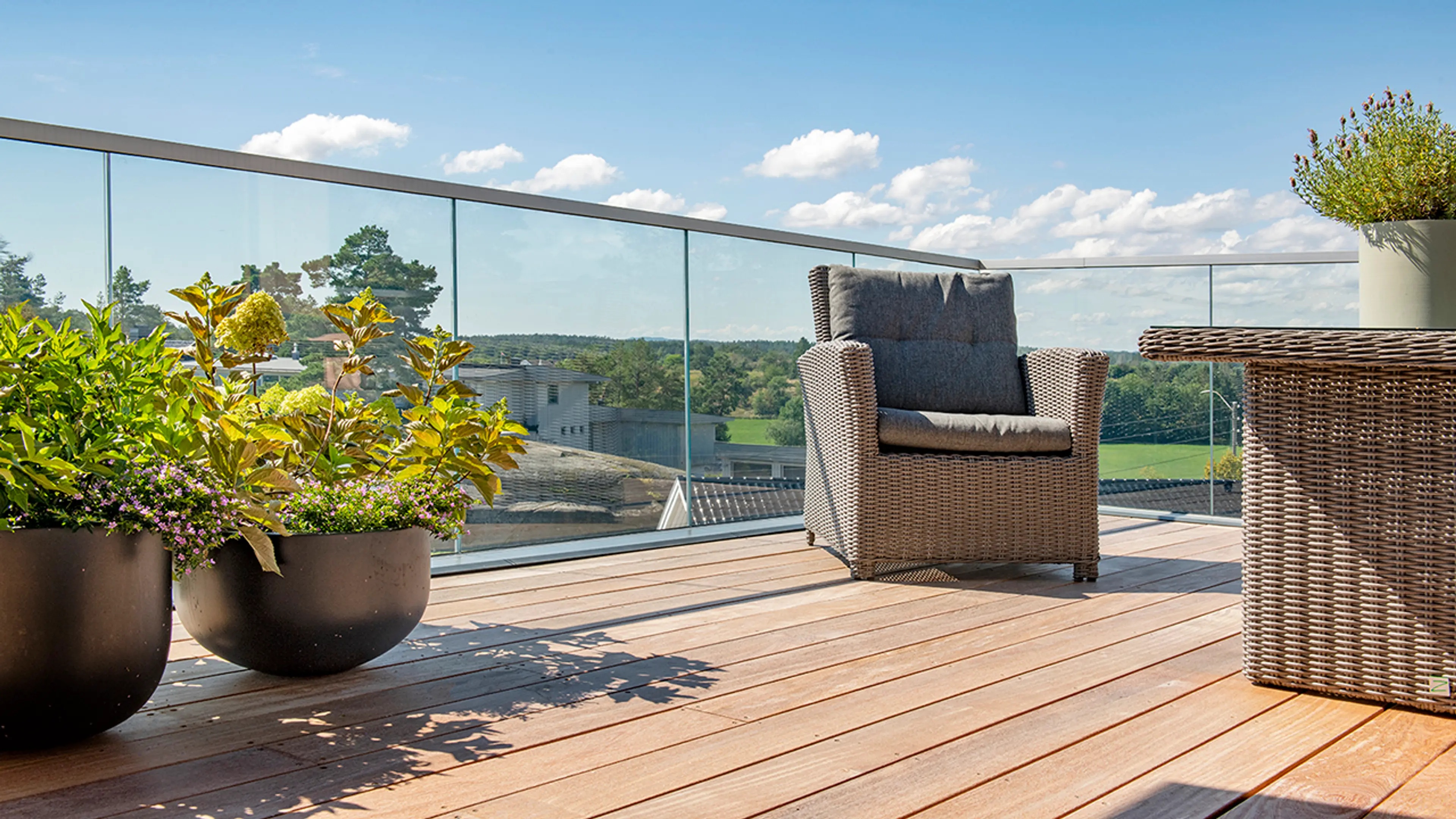 glassrekkverk på terrasse med utsikt over fjord