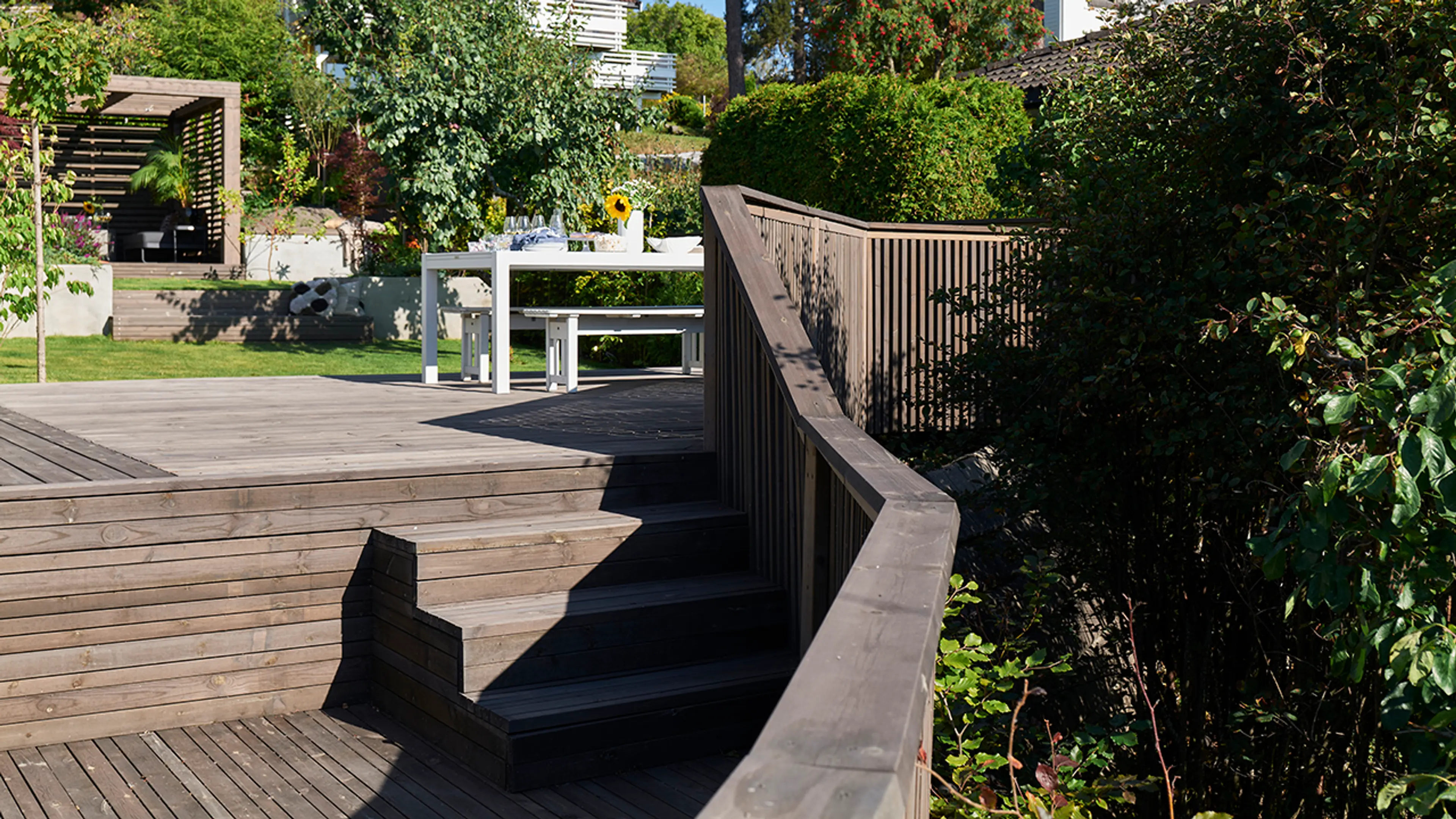 Terrasse og uterom med rekkverk stående spiler.