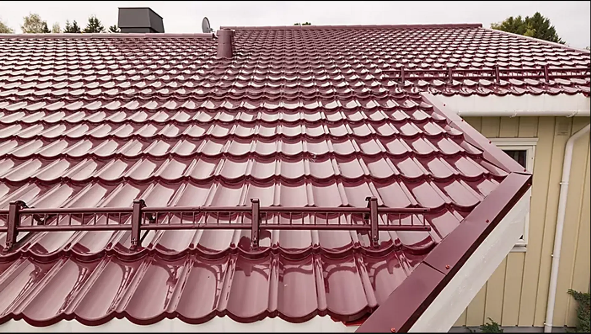 Rødt tak med Isola Powerteck takplater