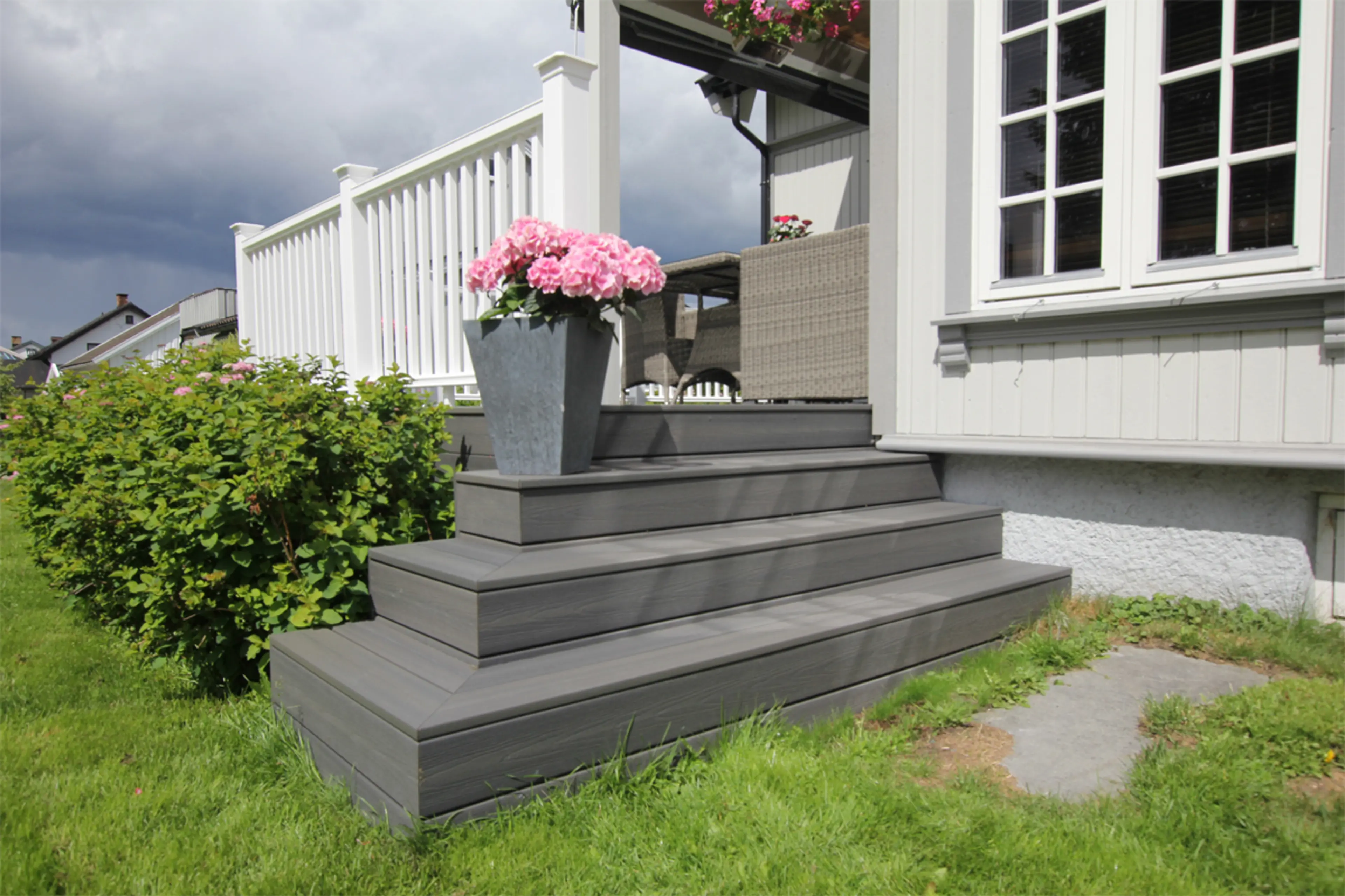 Utetrapp fra terrasse til hage bygget med kompositt terrassebord
