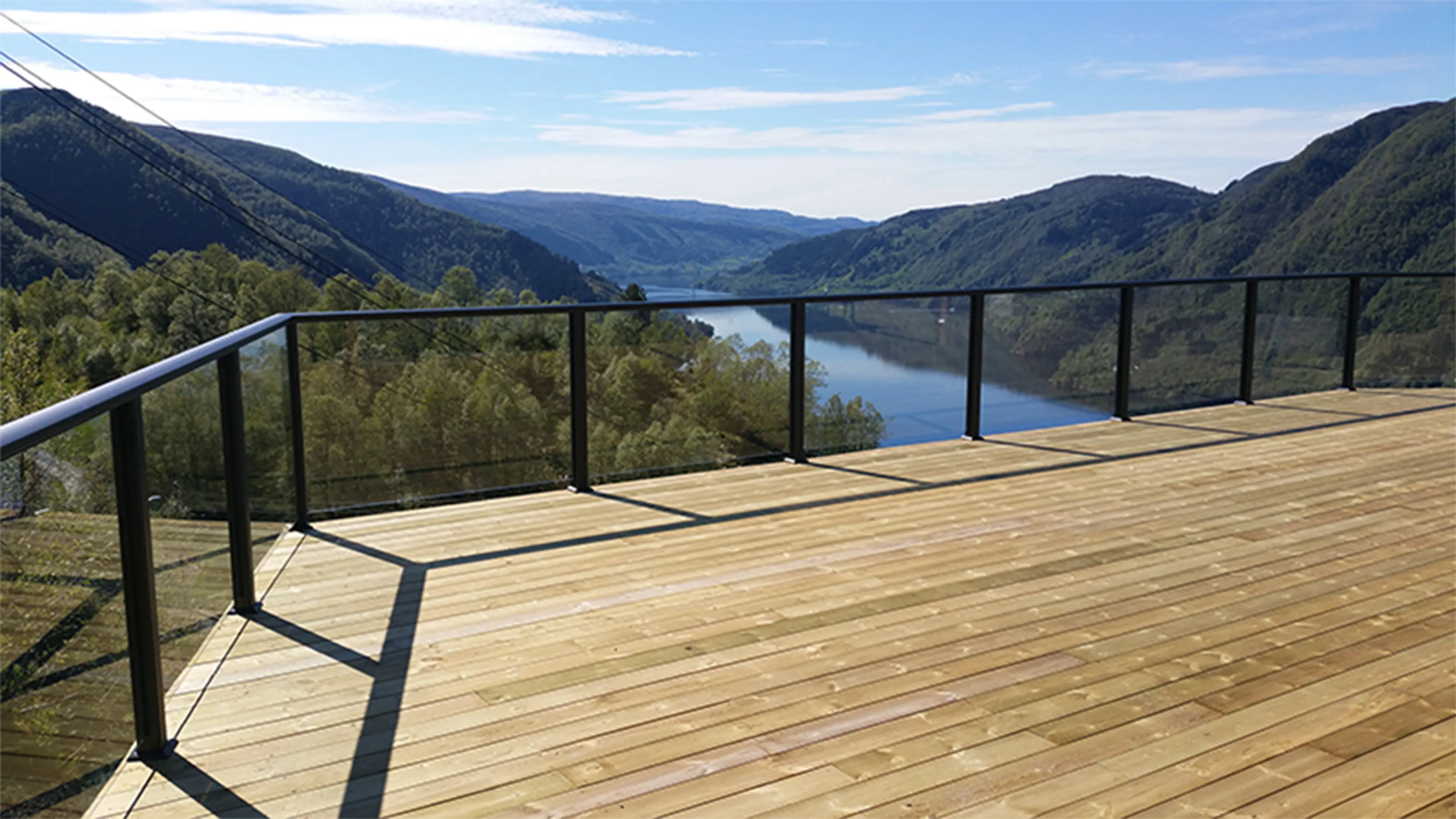 Plastmo glassrekkverk på en nybygget terrasse.