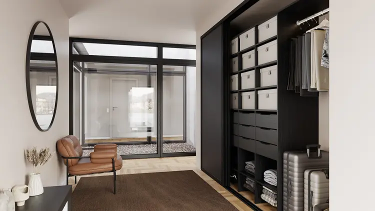Svart garderobe i entré med skyvedører som er åpne.