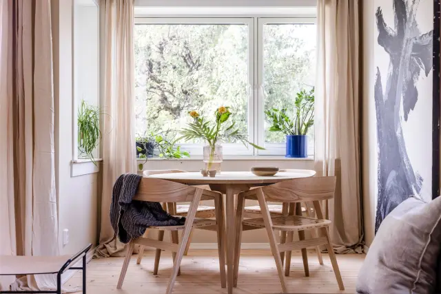 moderne hus med gulv til tak-vinduer. Snølandskap utenfor