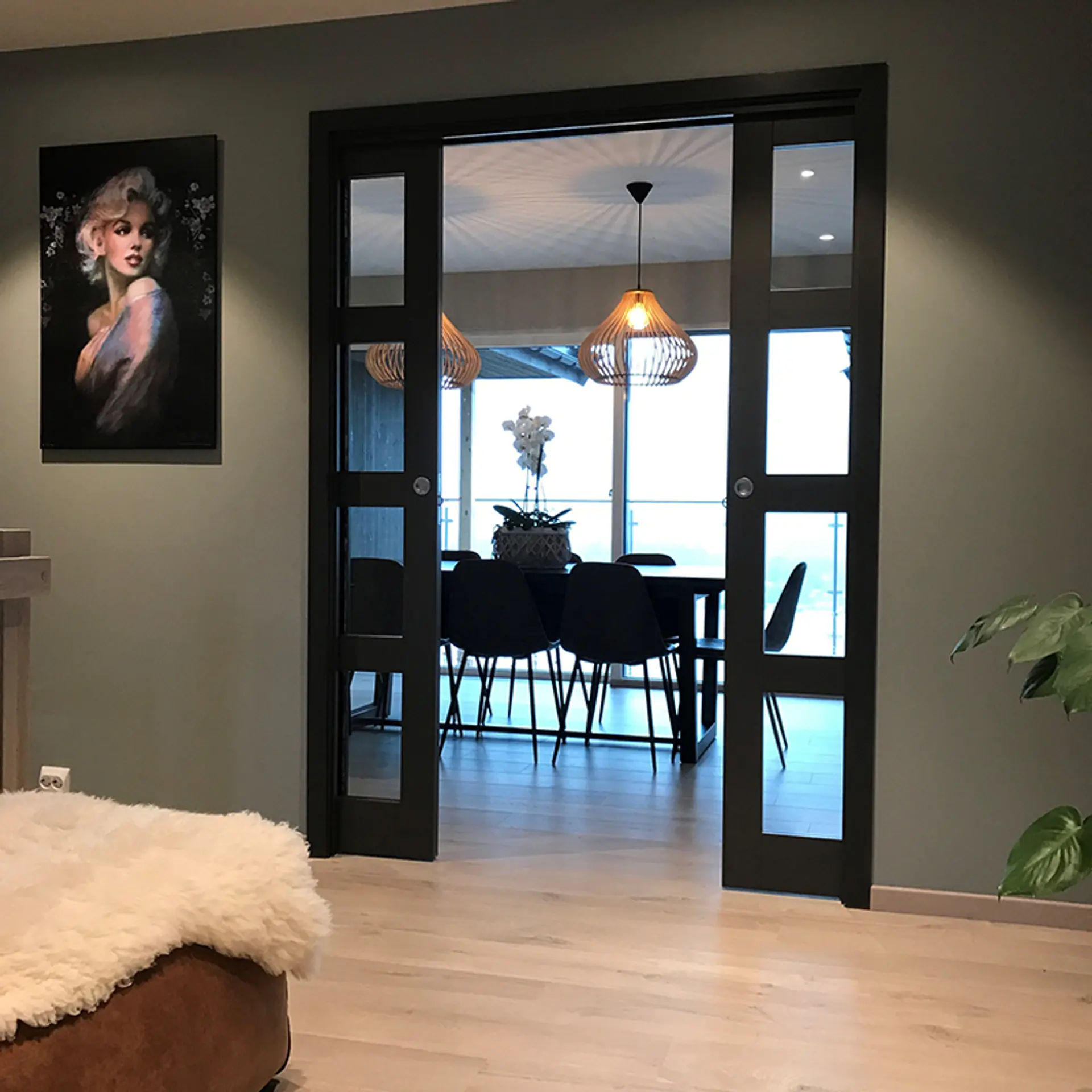 Swedoor svarte skyvedører i et moderne hus