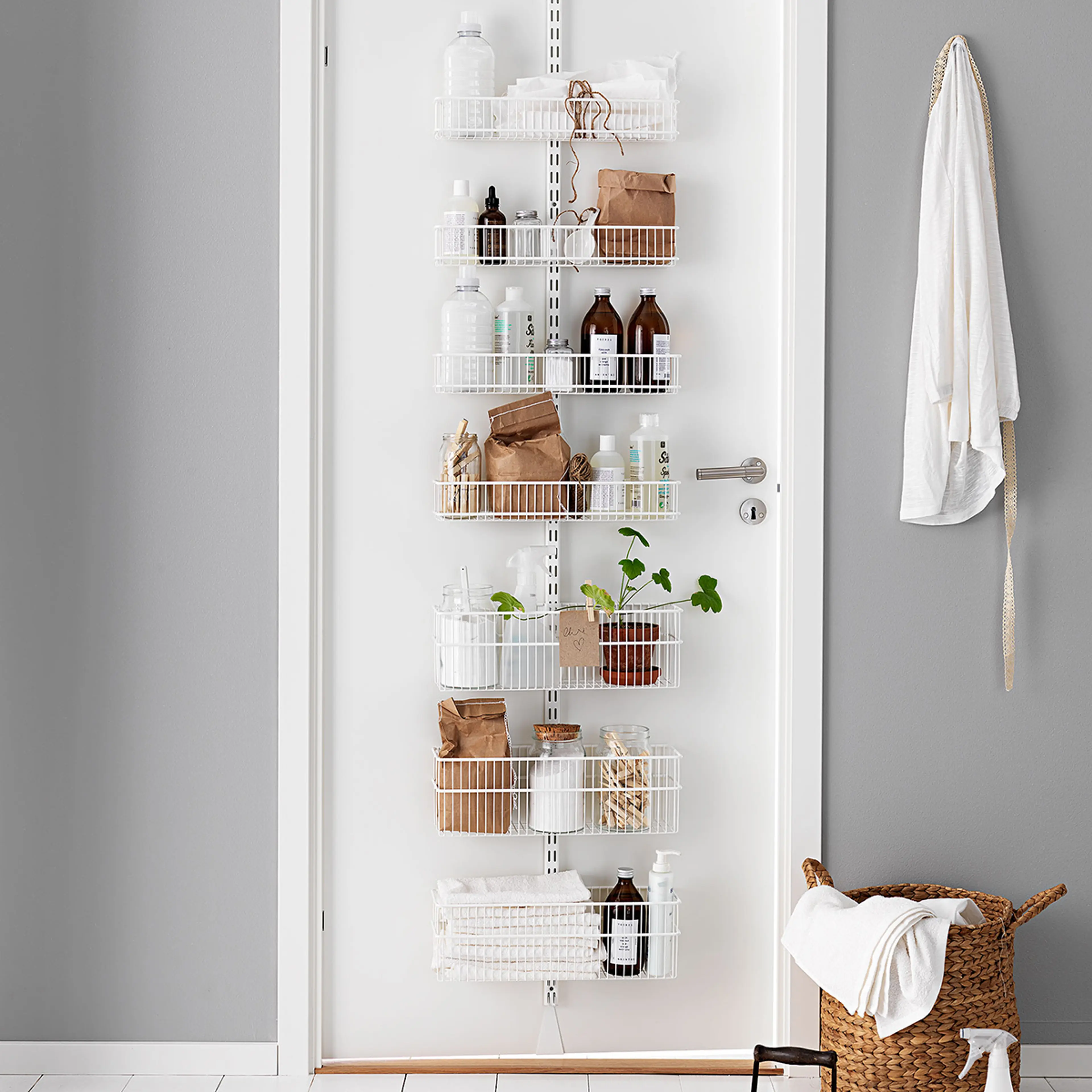 Oppbevaring til dør som huser vaskemidler i kurver