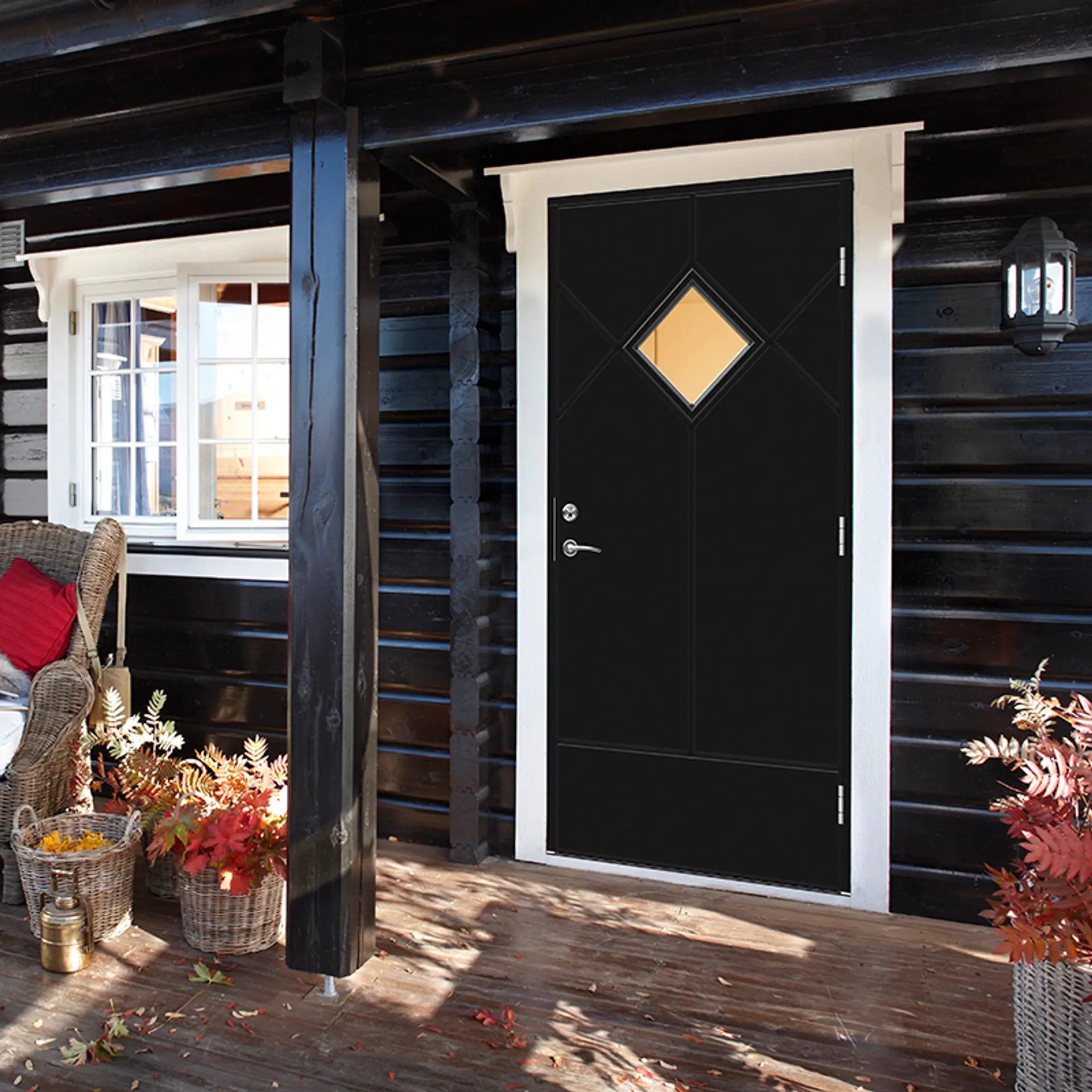 klassisk tømmerhytte med svart hyttedør