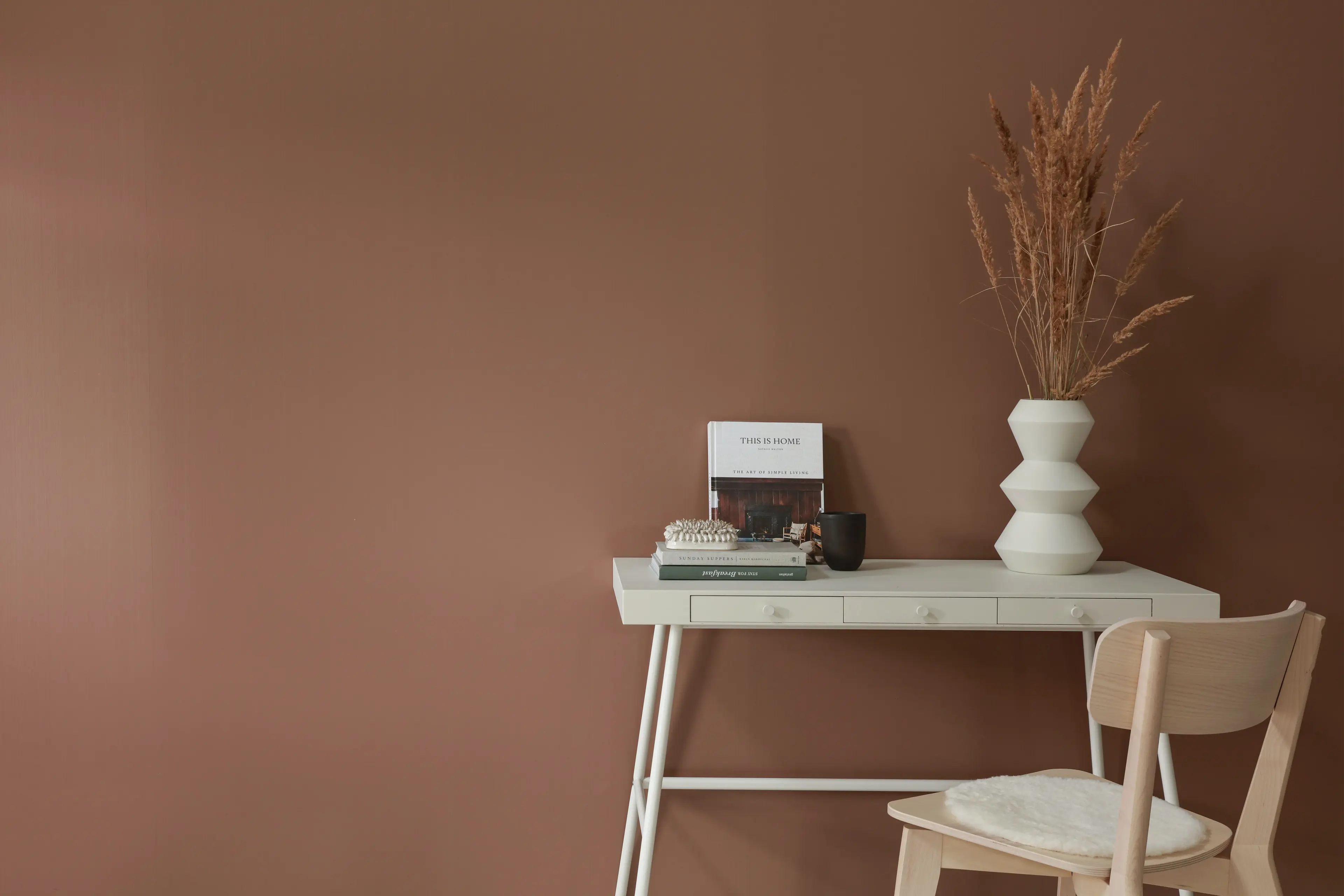 skrivebord plassert foran en vegg med Smartpanel trend veggplater