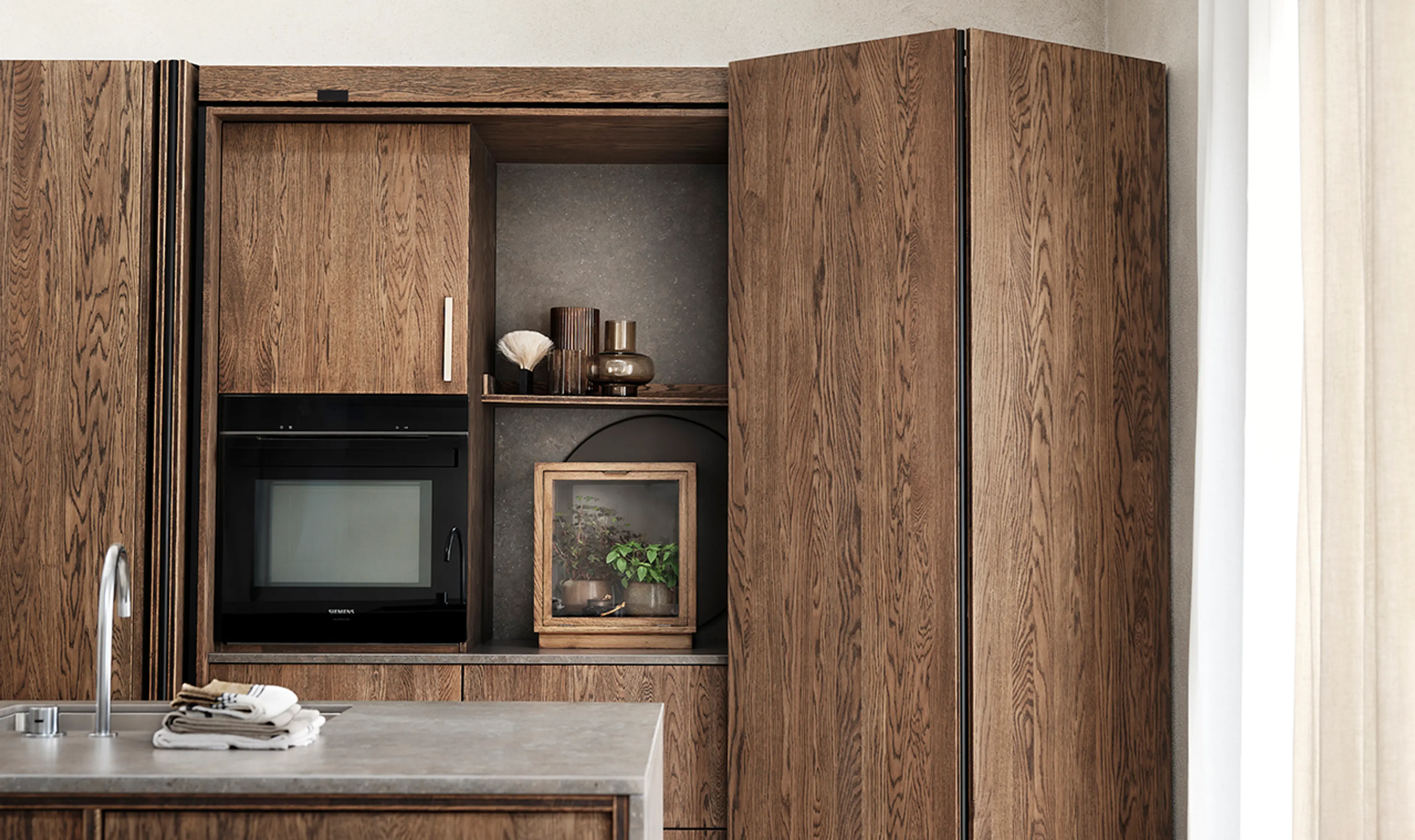 Kjøkken med pocket-dører på høyskap.