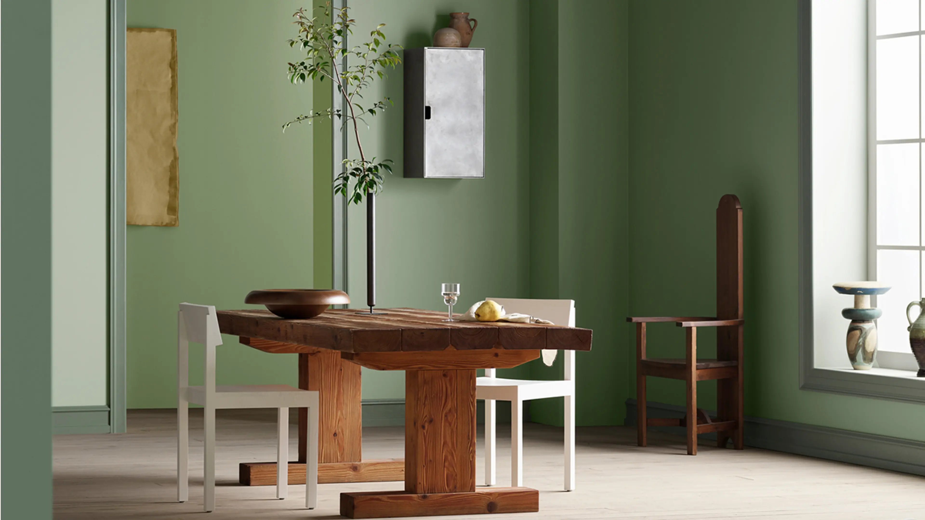 Spisestue malt med 7685 Subtle Green, 7686 Mindful Green, 7386 Pistachio og 9918 Klassisk Hvit fra Jotun.