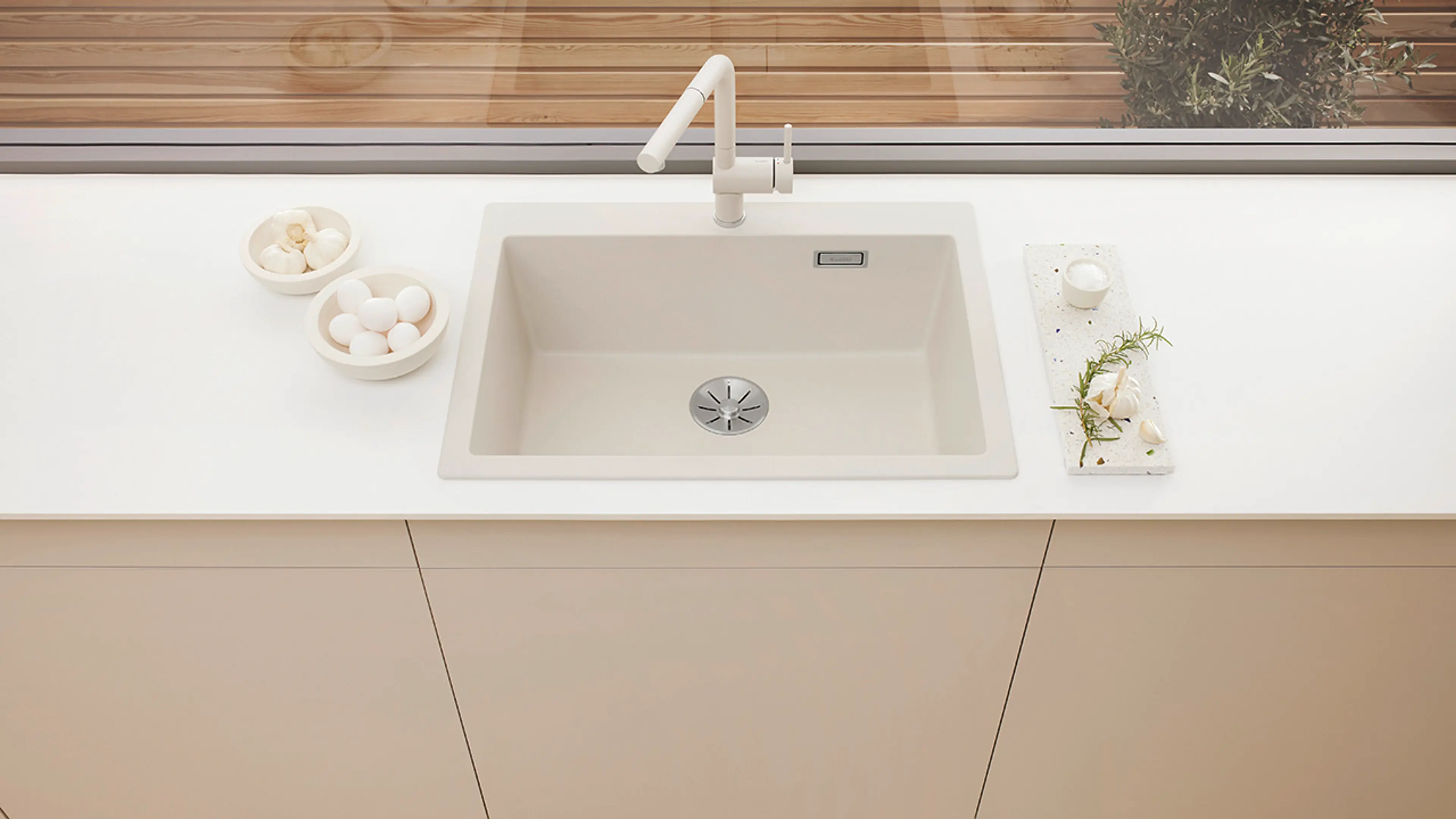 Vask og blandebatteri som går ton-i-ton med kjøkkenet i hvitt.