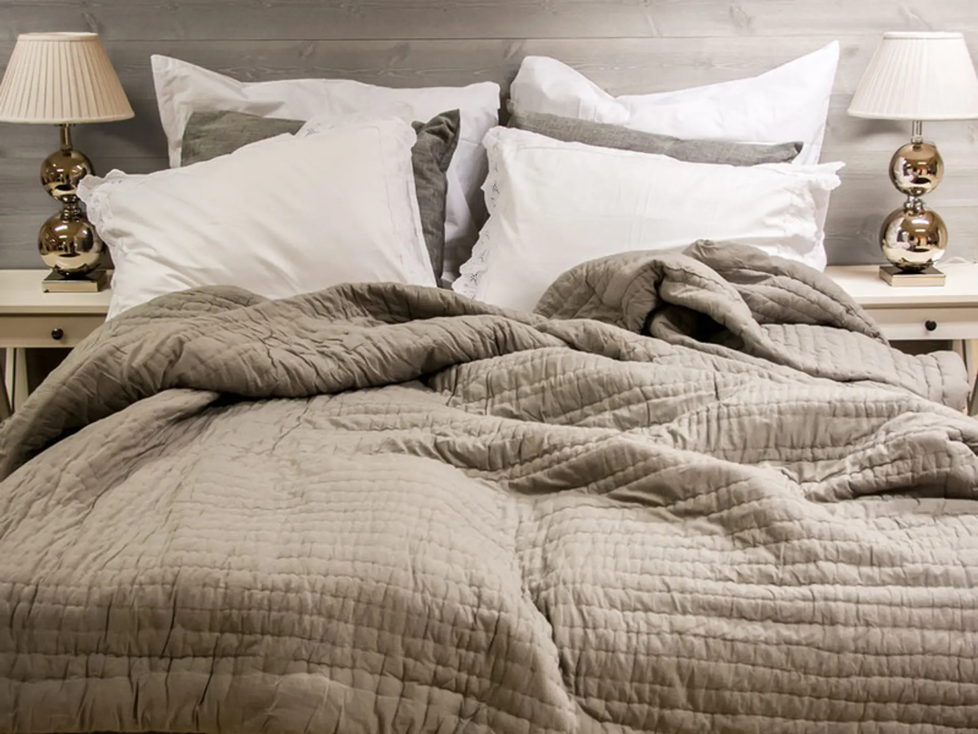 dobbeltseng står foran en vegg med effektpanel i fargen dusty silver fra bergene holm