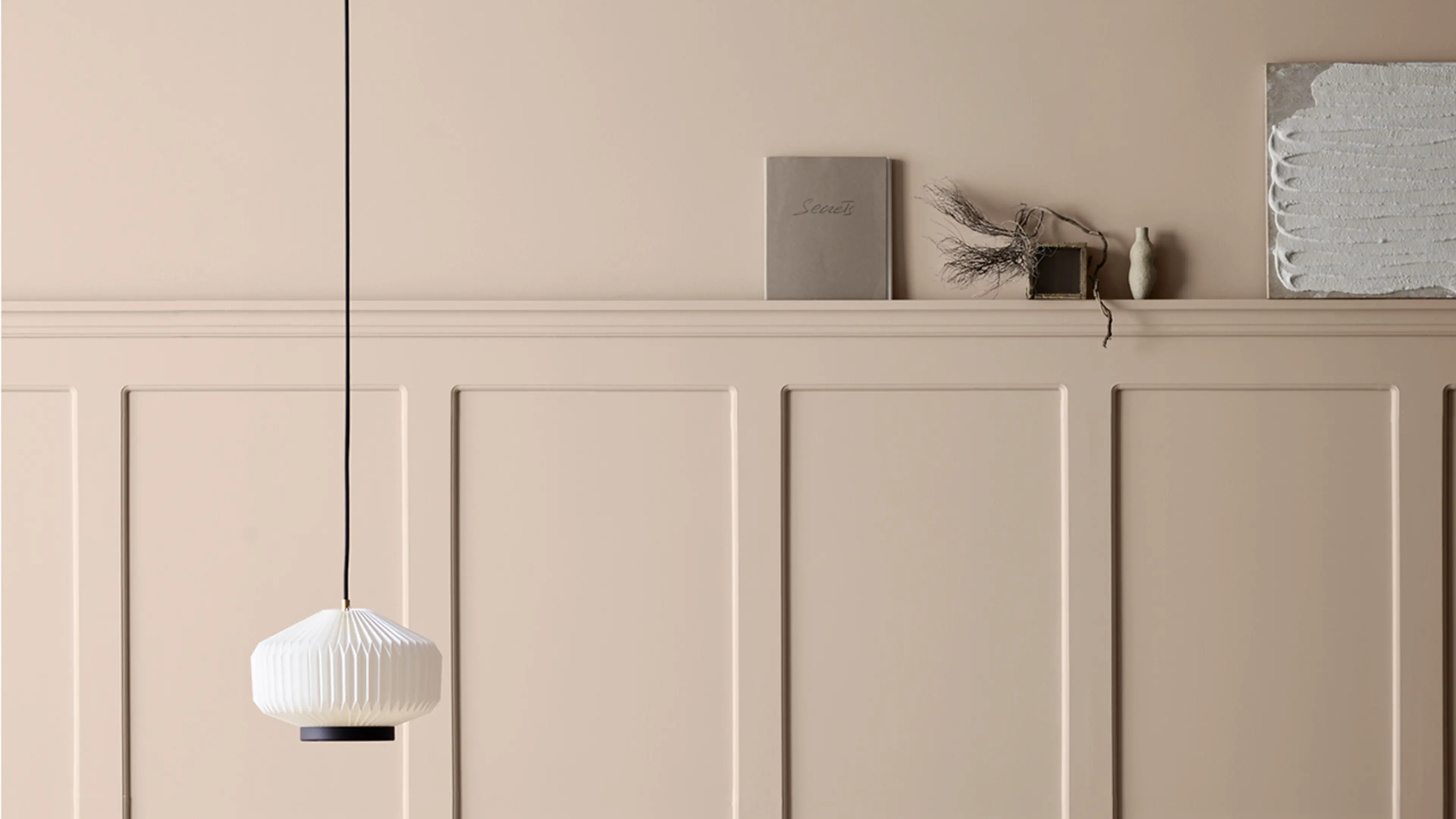 Vegg med brystpanel malt i den rosa trendfargen 2224 Indi Pink fra Jotun.