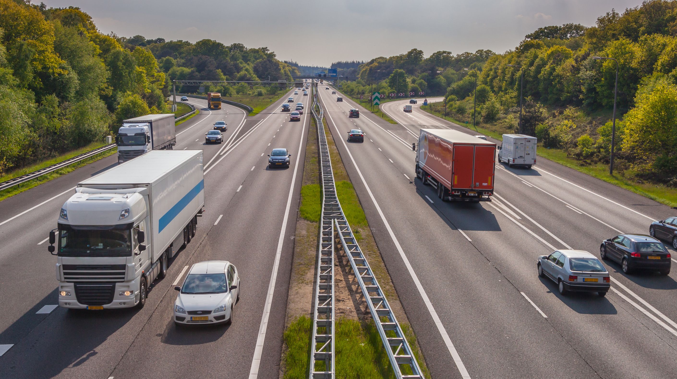 Snelweg met vrachtwagens boven blog over digitale tachograaf uitlezen