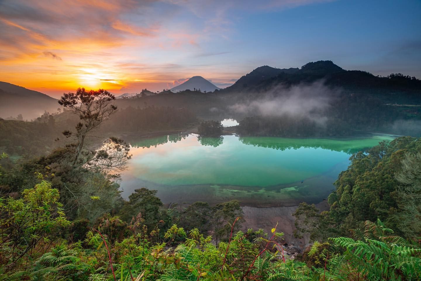 Telaga Warna Dieng: Pesona Danau Berwarna yang Menjadi Ikon Wisata Dieng