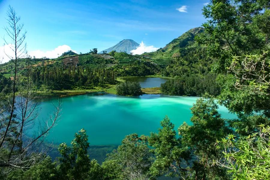 Keajaiban Geologi Dieng: Menjelajah Sisa Gunung Api Purba di Atas Awan.