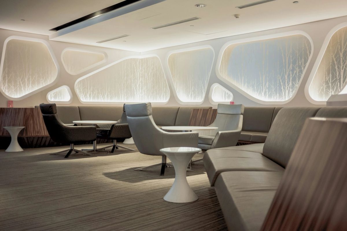 The main salon in white and warm wood