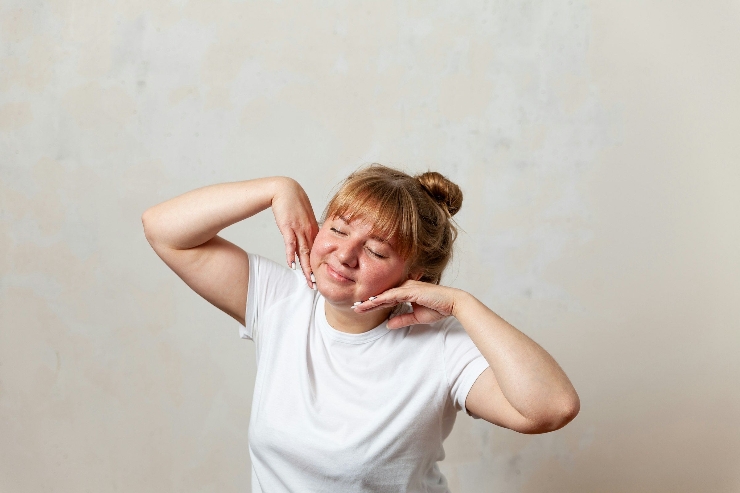 Person med begge hender mot ansiktet i et uttrykk for spenning og stress