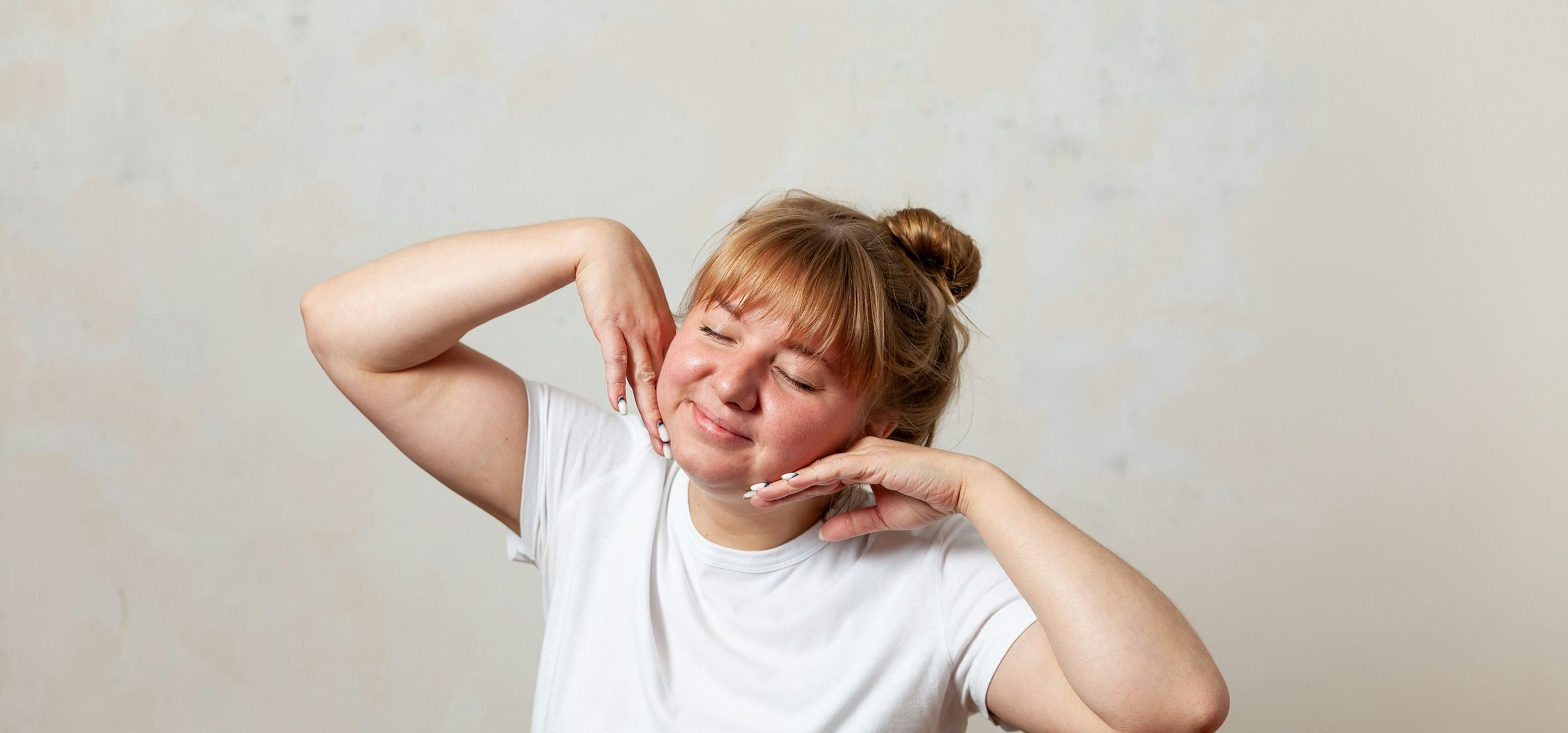 Person med begge hender mot ansiktet i et uttrykk for spenning og stress