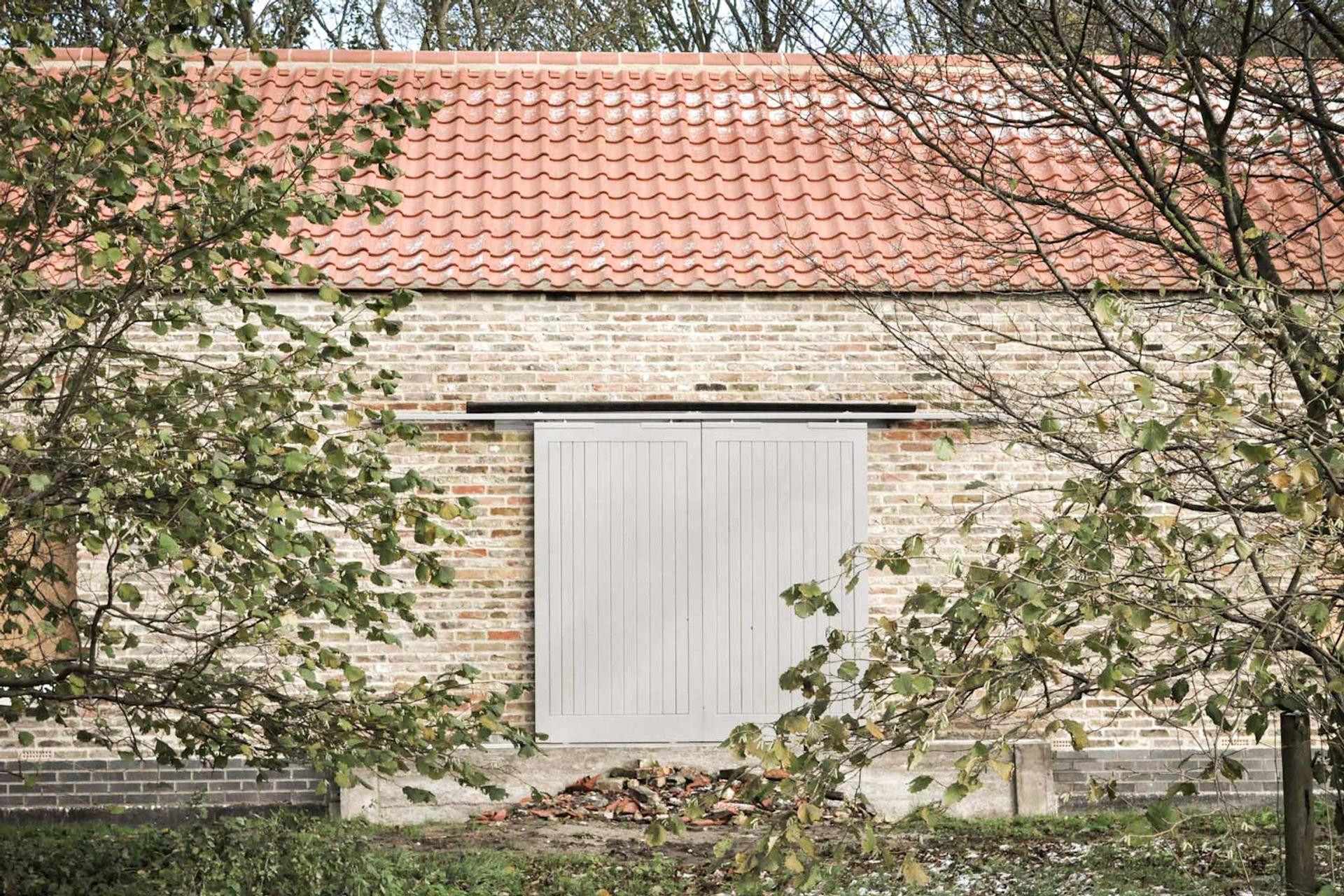 Natural materials form the exterior of Warren Lodge