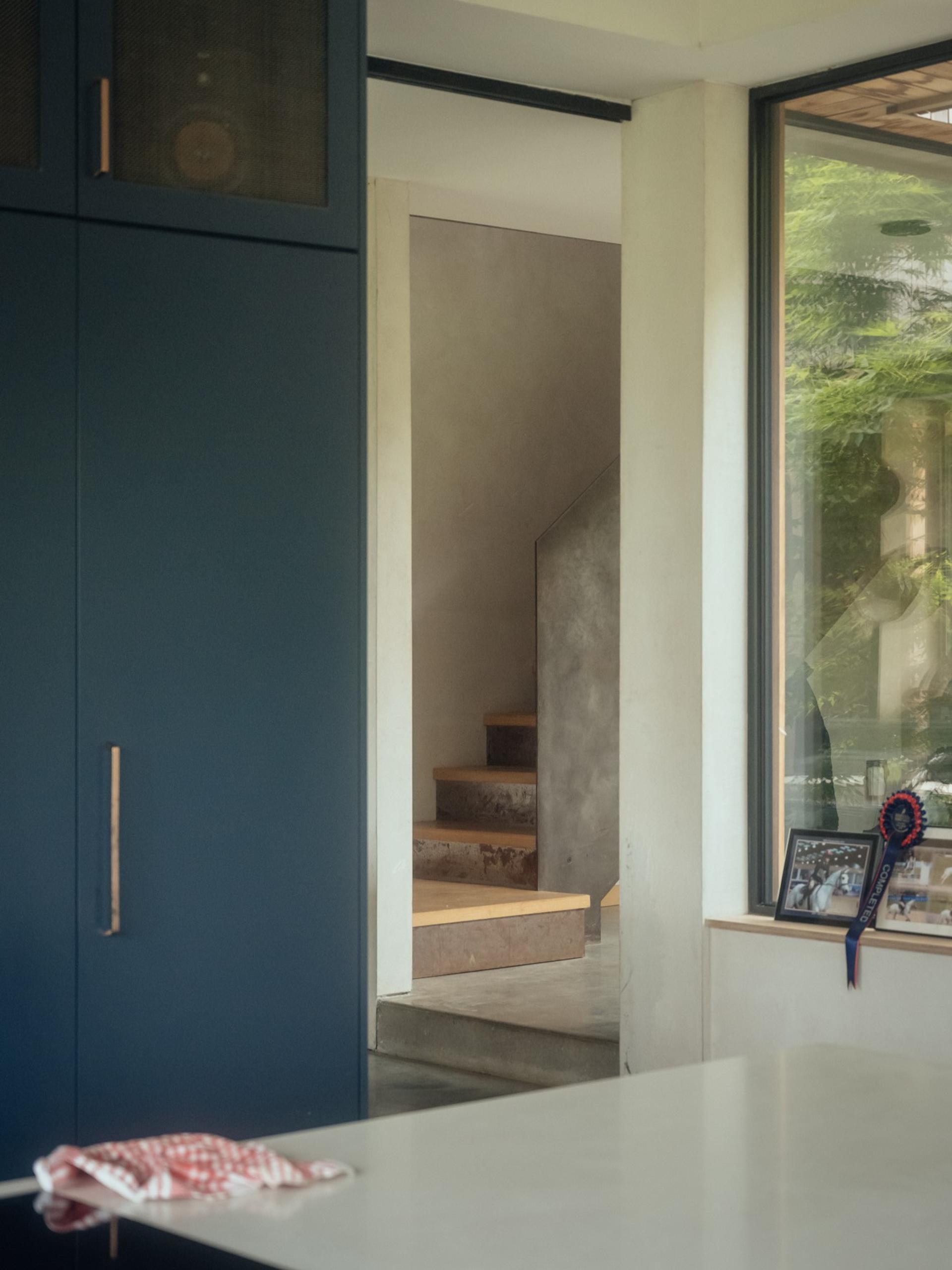 Kitchen and inner courtyard by Studio Bark