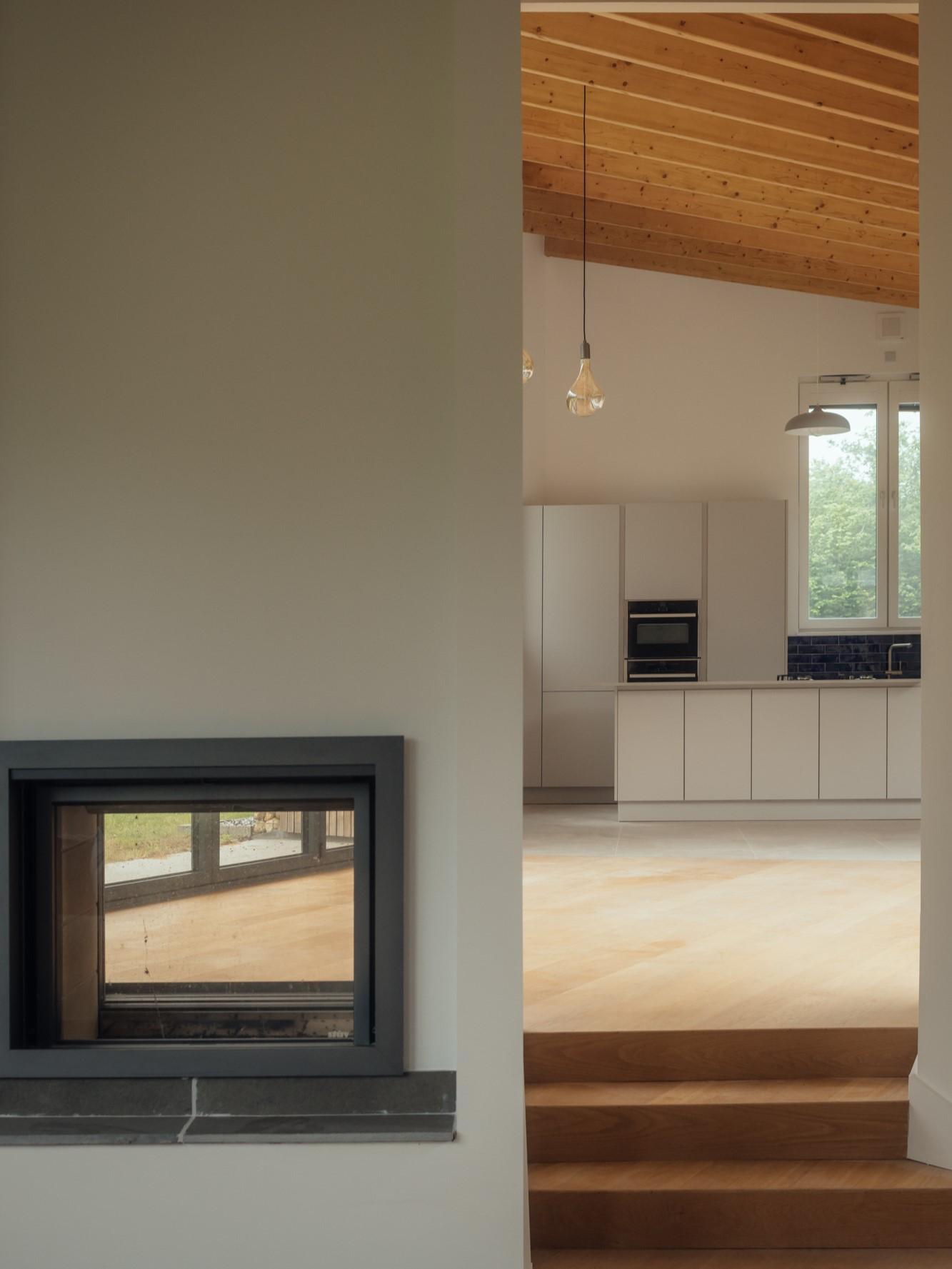 Contemporary living room with exposed beams by Studio Bark