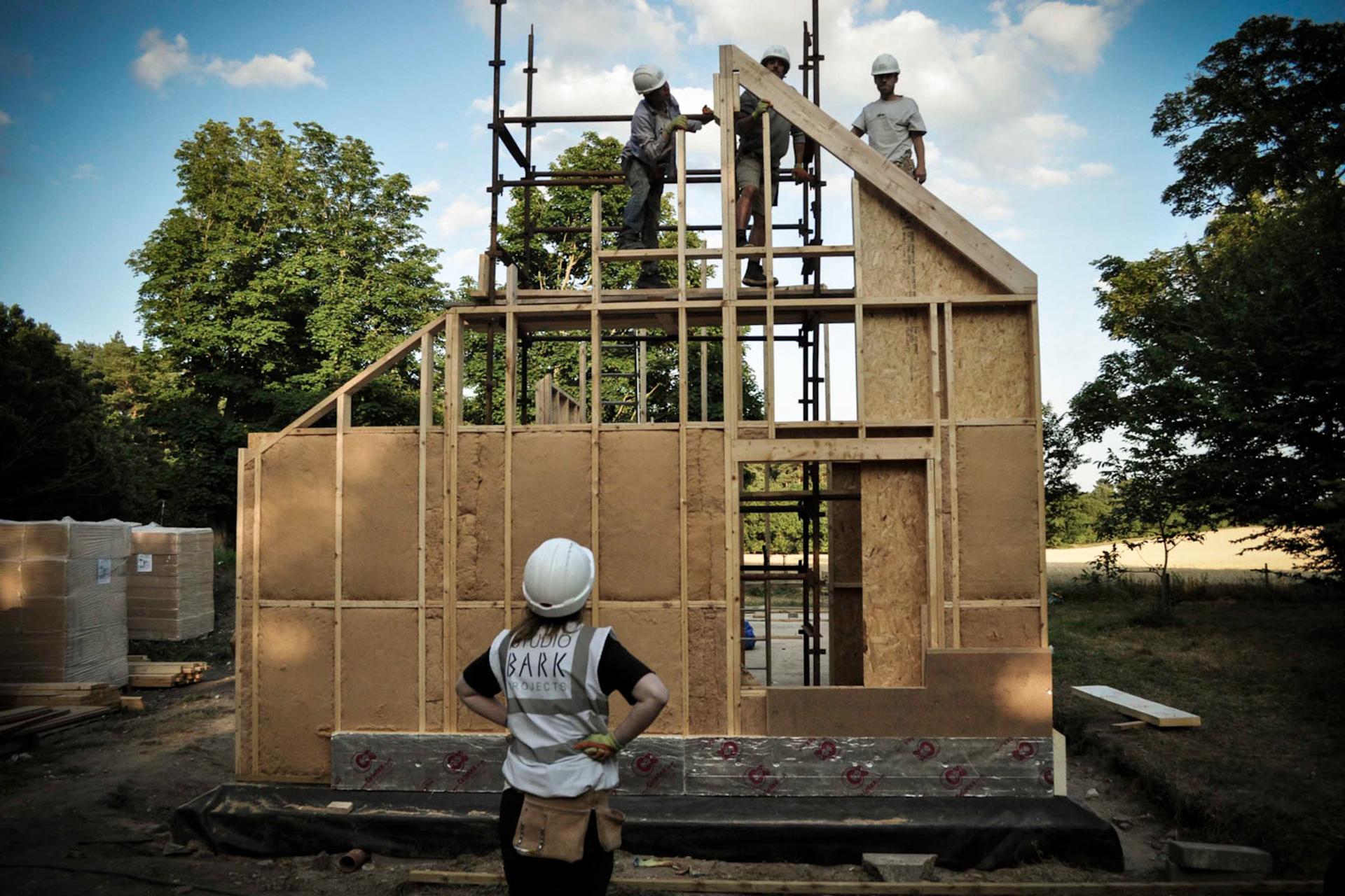 Students building Warren Lodge in the countryside with Studio Bark